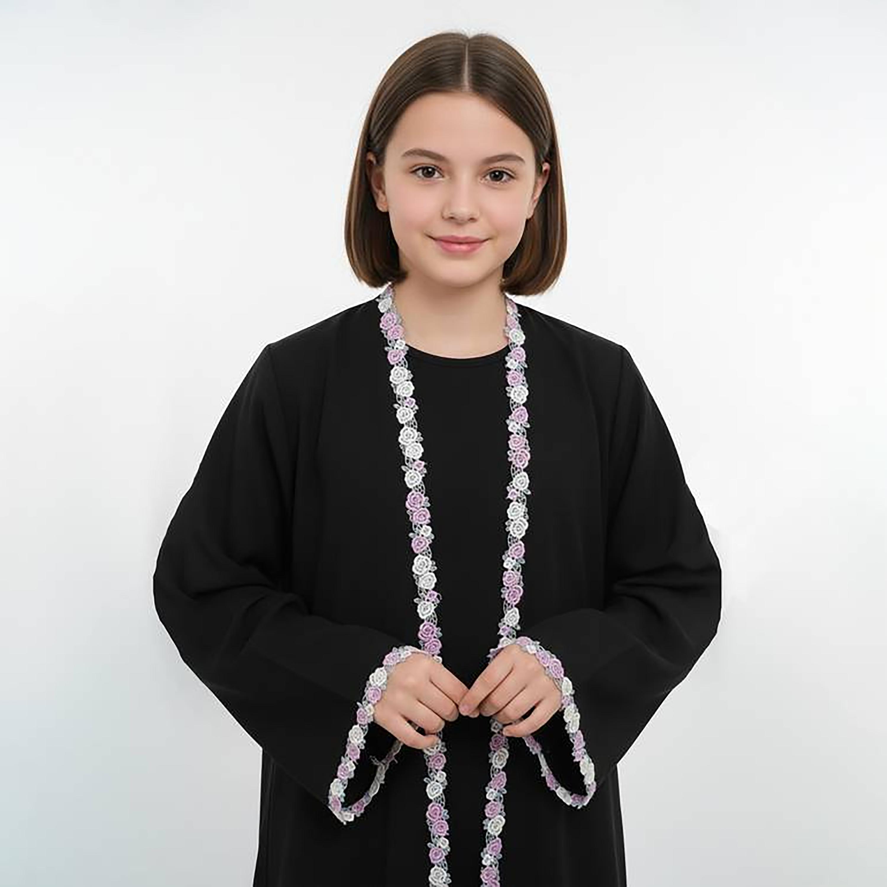 عباية حوراء سوداء من الكتان بأكمام واسعة وتفاصيل من الدانتيل المطرز بالزهور للبنات-girls-arabicclothing-abayas-image-2