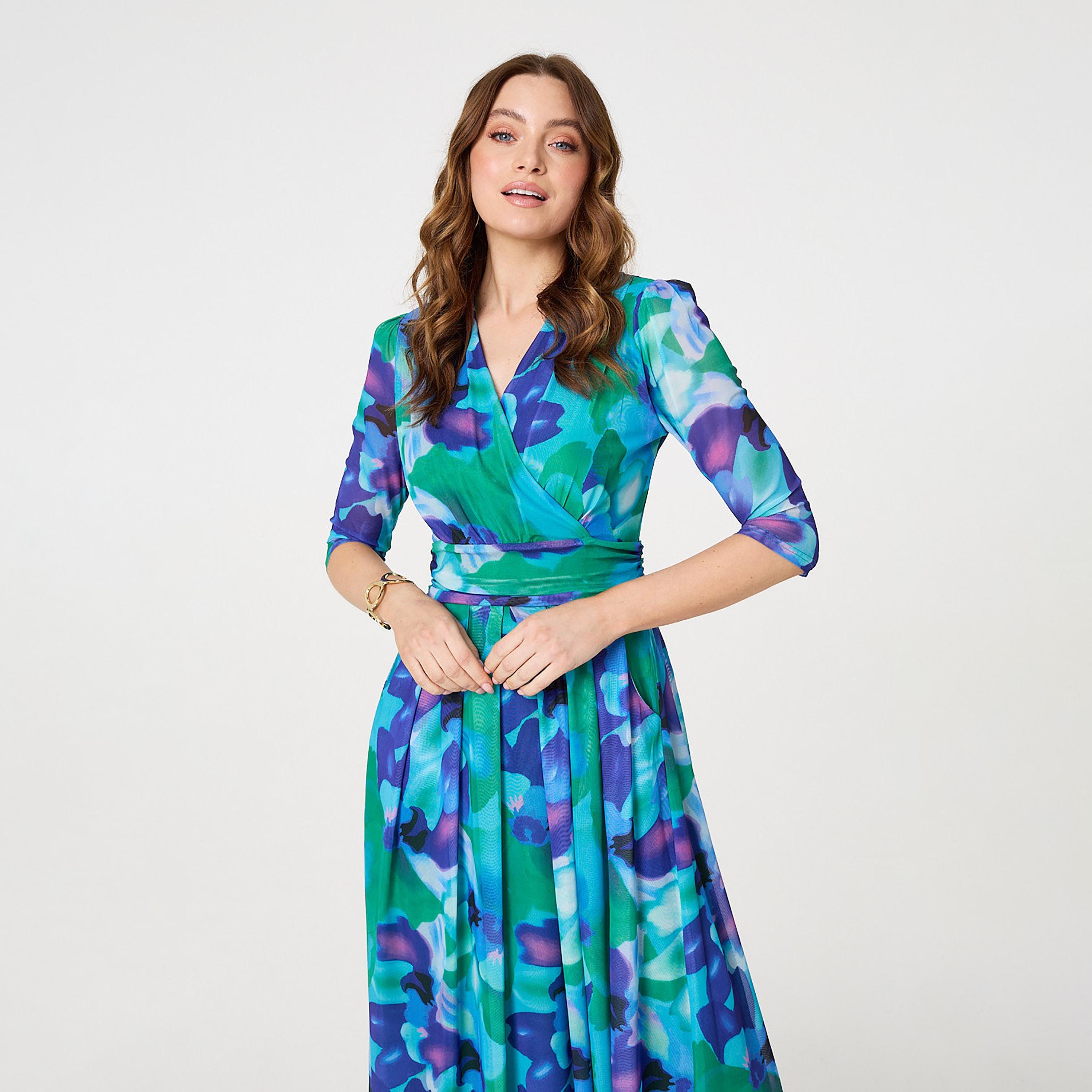فستان ميدي نسائي بفتحة رقبة "سوربليس" وطبعة تجريدية بلون أزرق من إيزابيل لندن-women-clothing-dresses-image-2