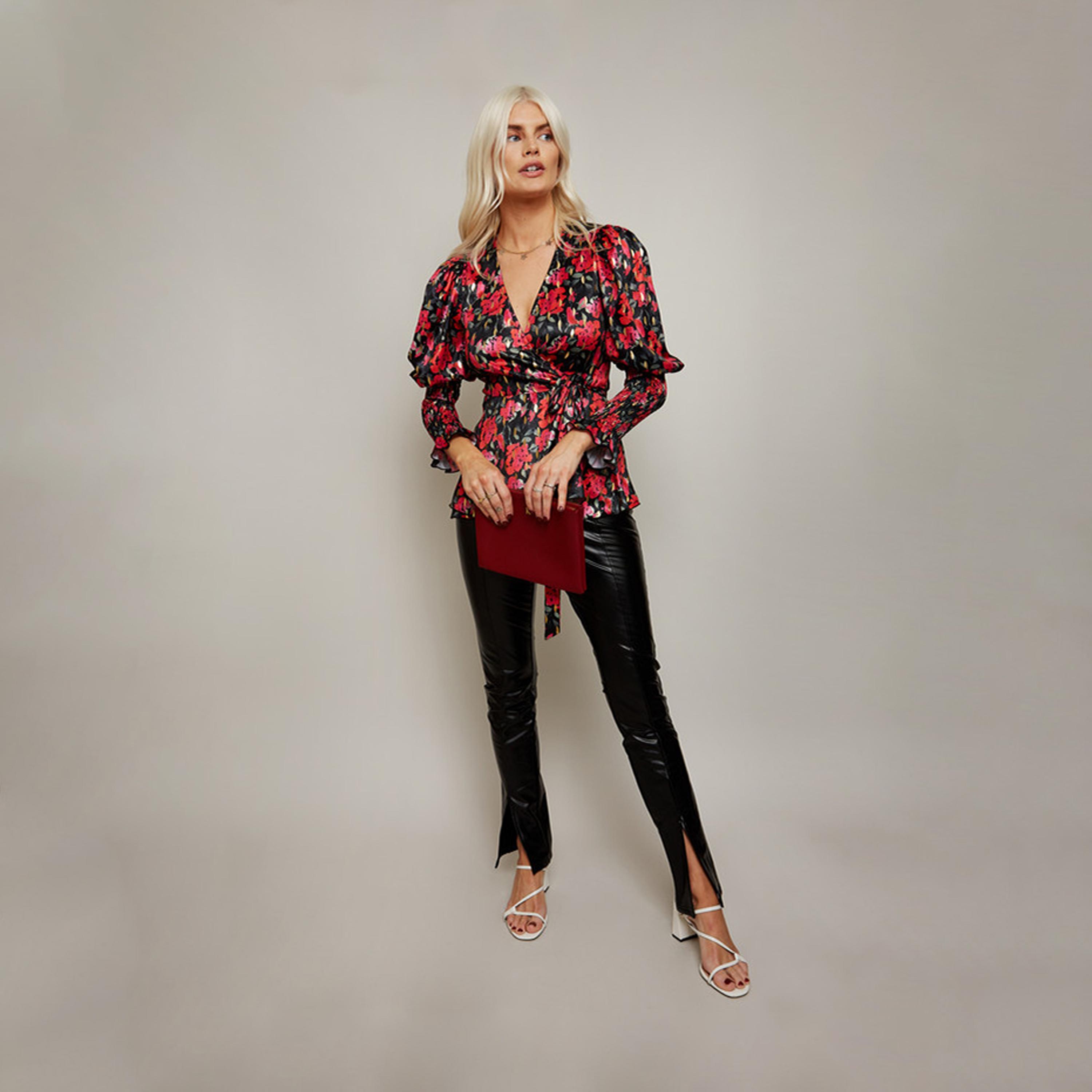 ليتل مسترس- بلوزة موردة ياقة على شكل V أكمام طويلة-women-clothing-shirtsandblouses-blouses-image-2