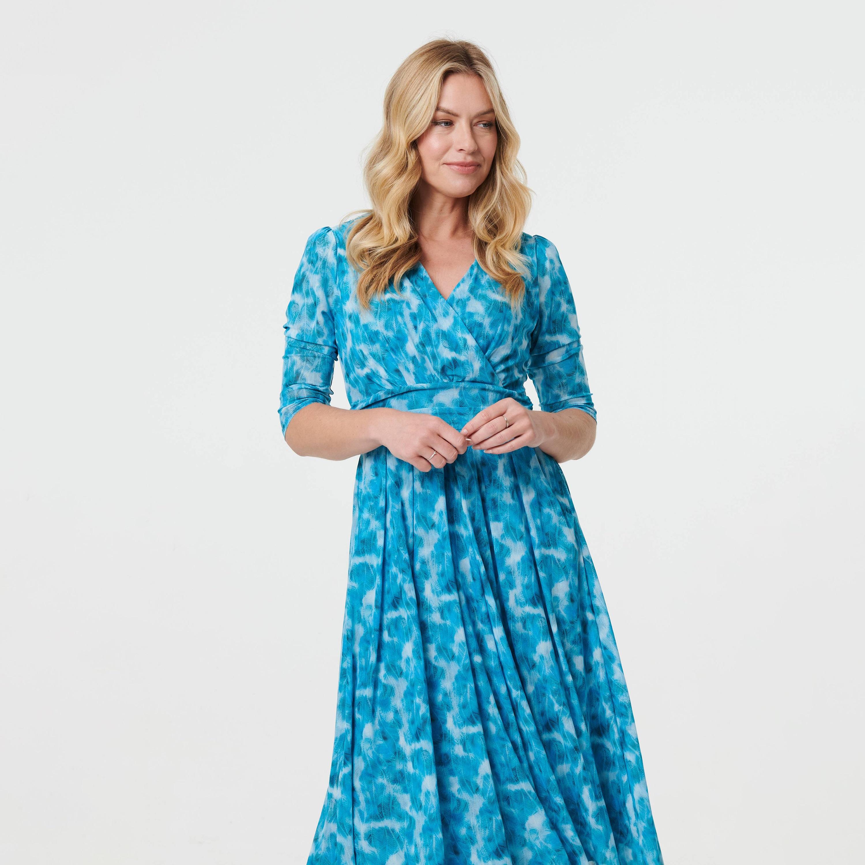 فستان ميدي بفتحة رقبة "سوربليس" وتصميم "بلاتيد" وطبعة تجريدية من إيزابيل لندن-women-clothing-dresses-image-2