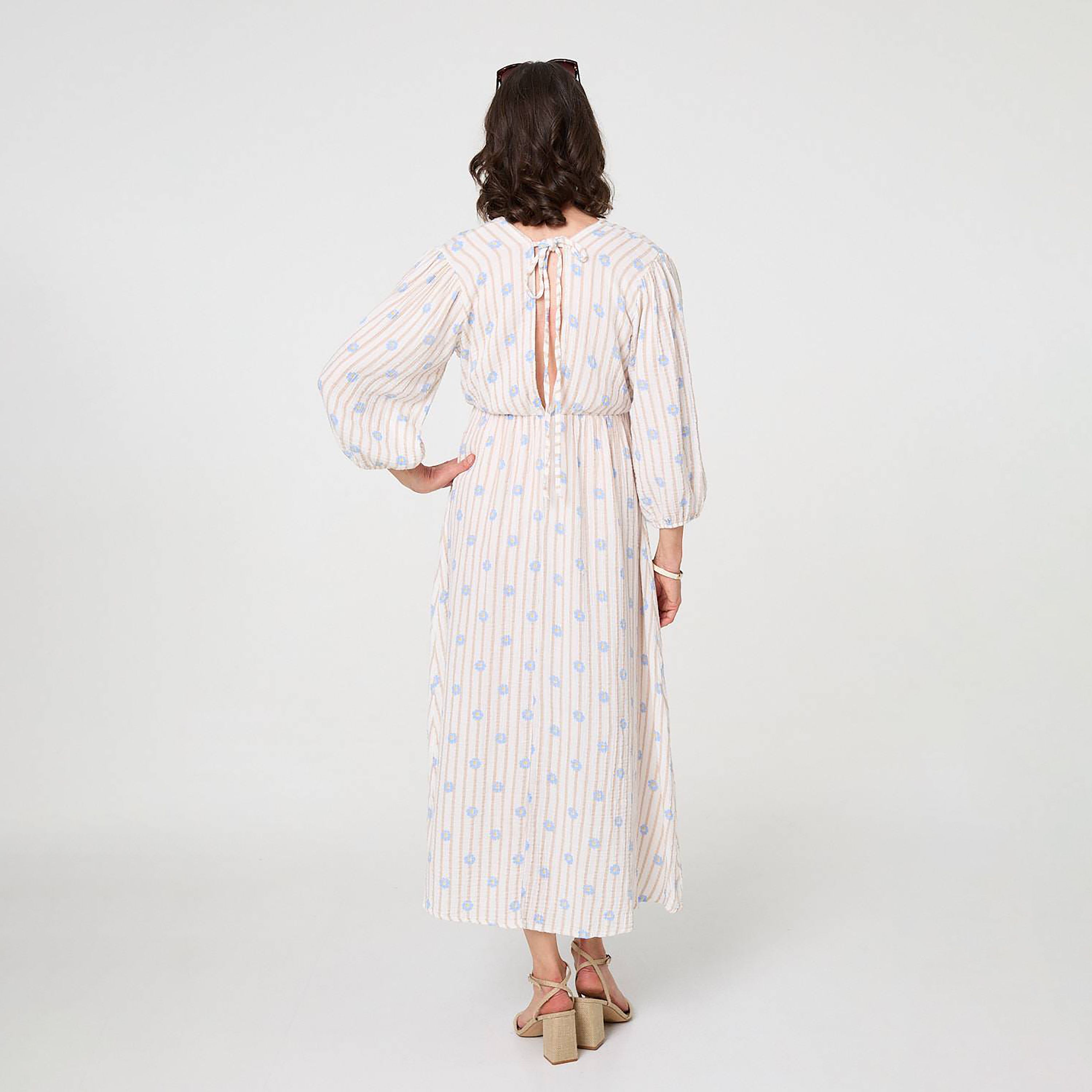 فستان قطني ميدي بتصميم مخطط وطبعة قلوب من إيزابيل لندن-women-clothing-dresses-image-7