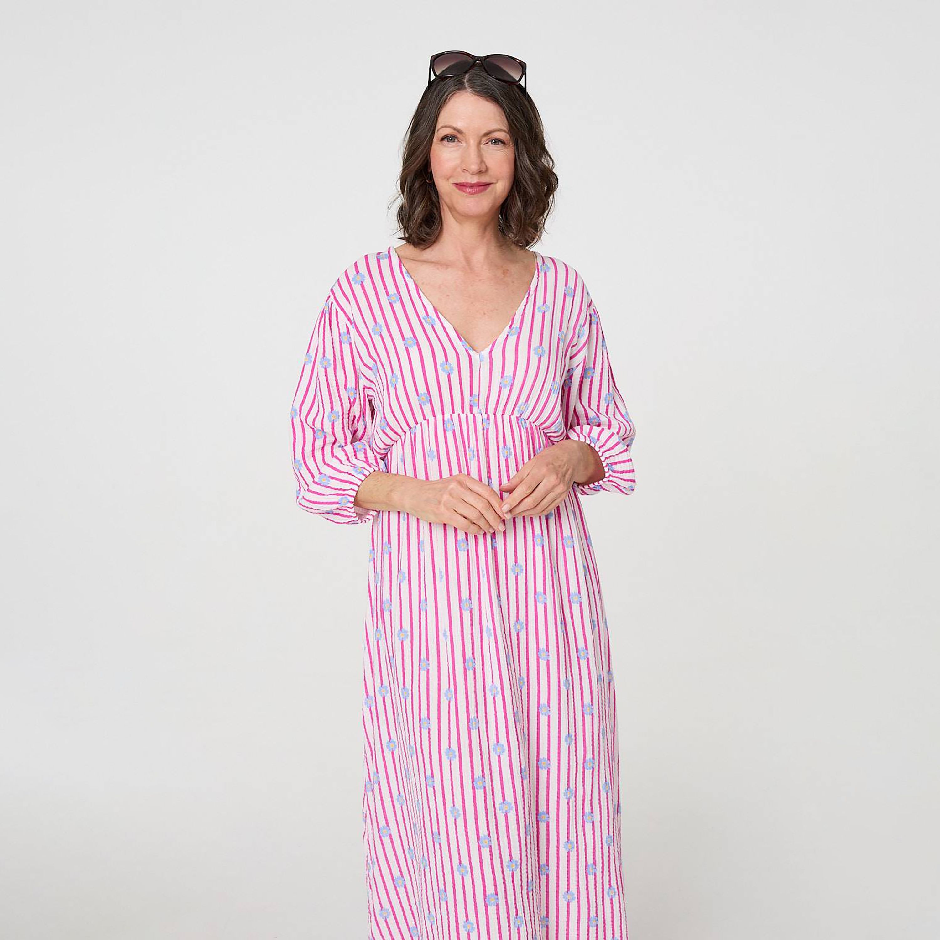 فستان قطني ميدي بتصميم مخطط وطبعة قلوب من إيزابيل لندن-women-clothing-dresses-image-10