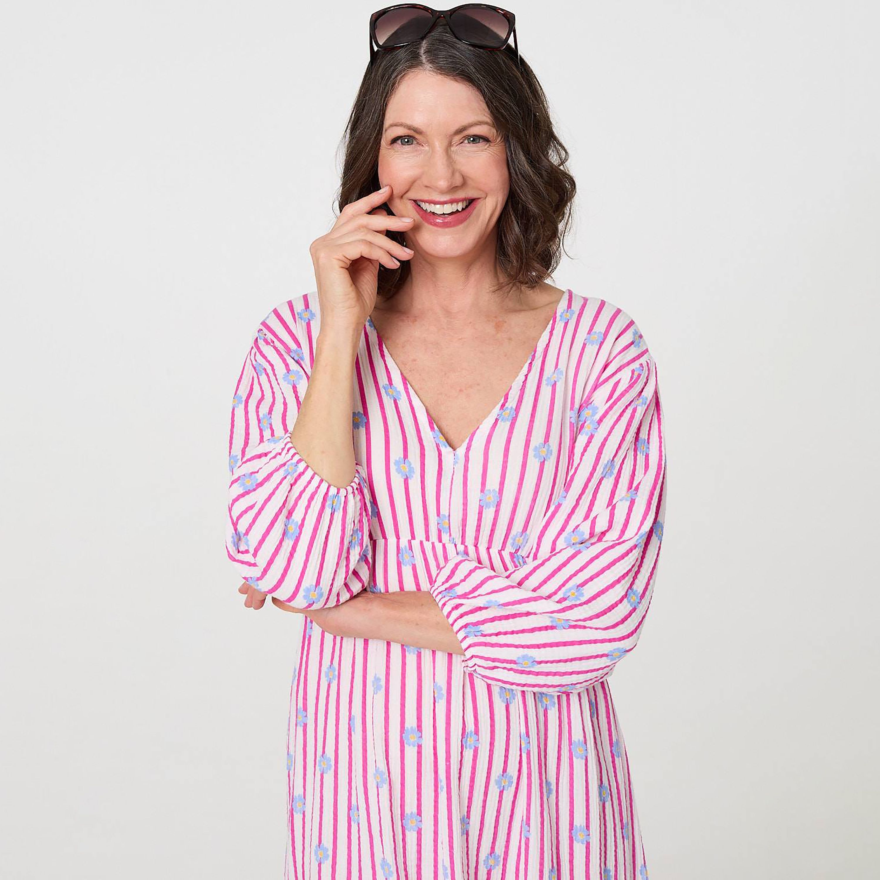 فستان قطني ميدي بتصميم مخطط وطبعة قلوب من إيزابيل لندن-women-clothing-dresses-image-12