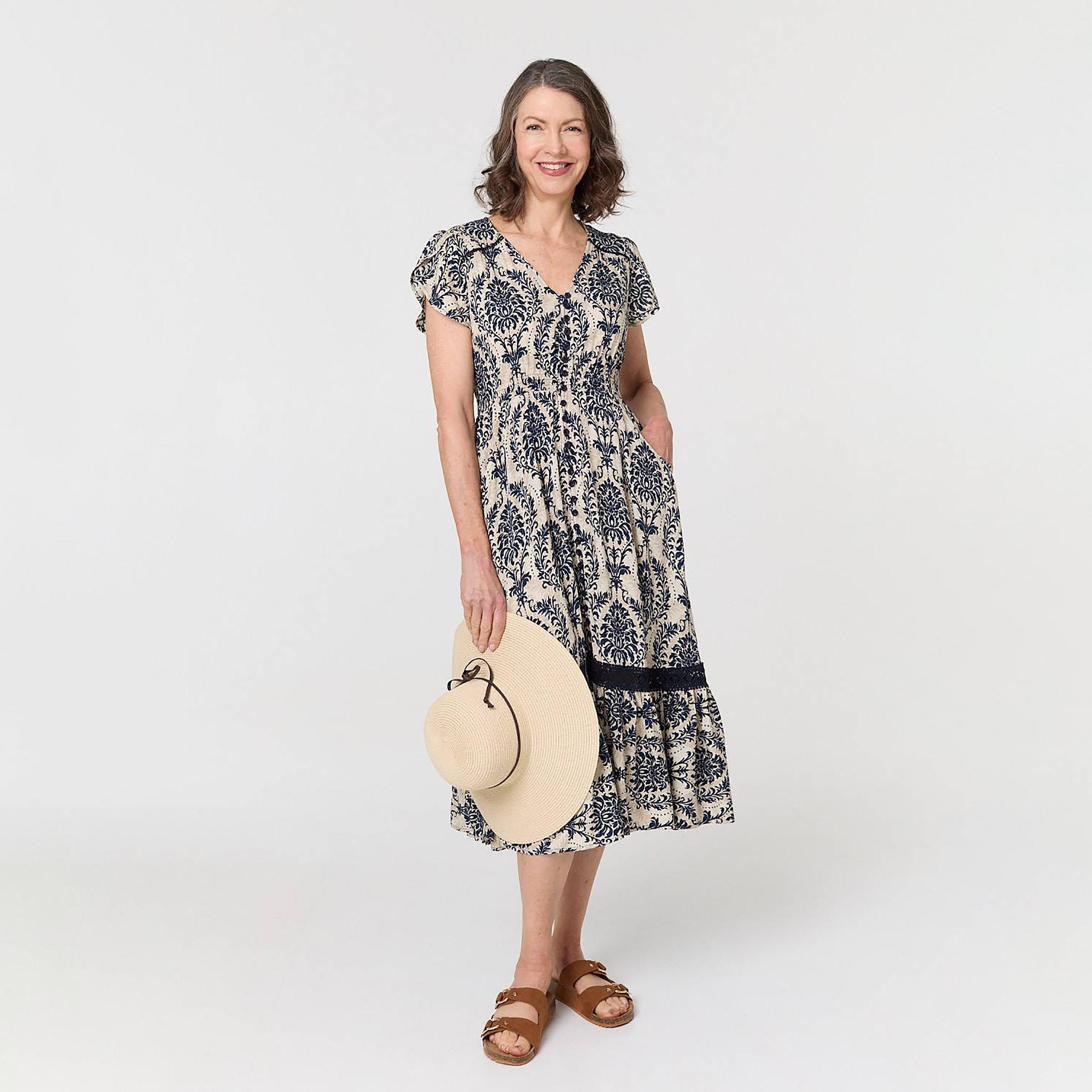 فستان ميدي نسائي بأكمام "كاب" وتصميم مطبوع بلون أزرق من إيزابيل لندن-women-clothing-dresses-image-3