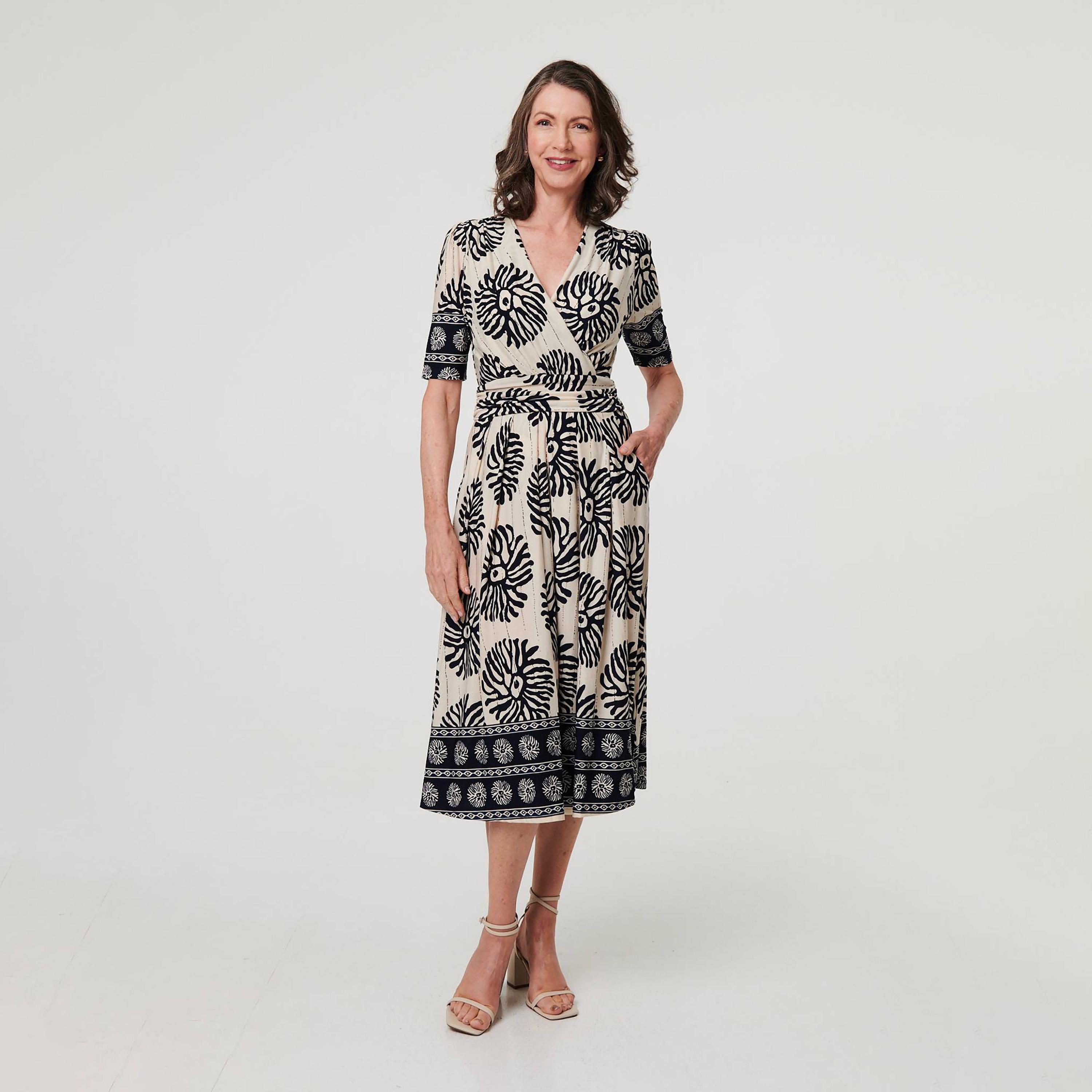 فستان ميدي نسائي بفتحة رقبة "سوربليس" وتصميم مطبوع بلون أزرق من إيزابيل لندن-women-clothing-dresses-image-1