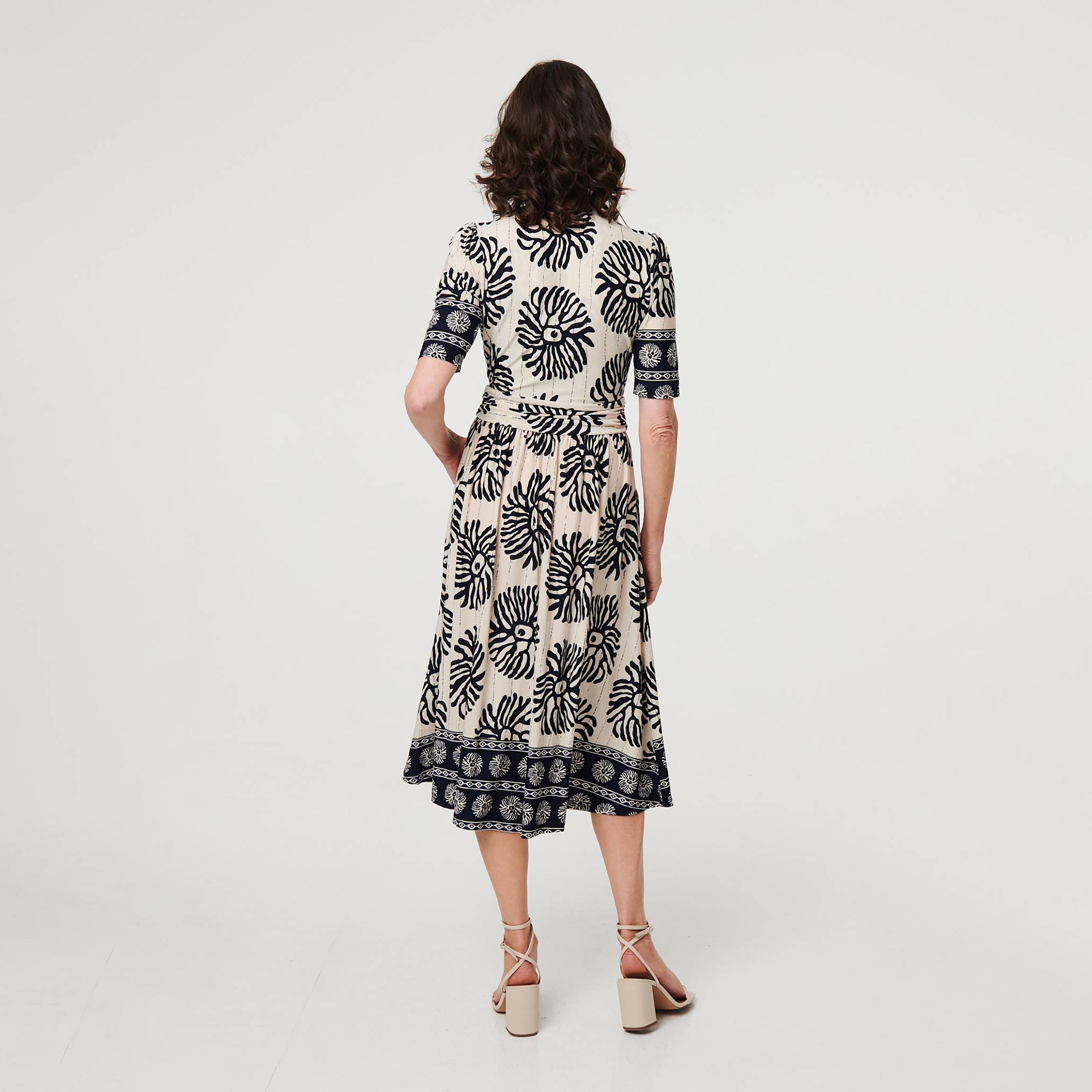 فستان ميدي نسائي بفتحة رقبة "سوربليس" وتصميم مطبوع بلون أزرق من إيزابيل لندن-women-clothing-dresses-image-3