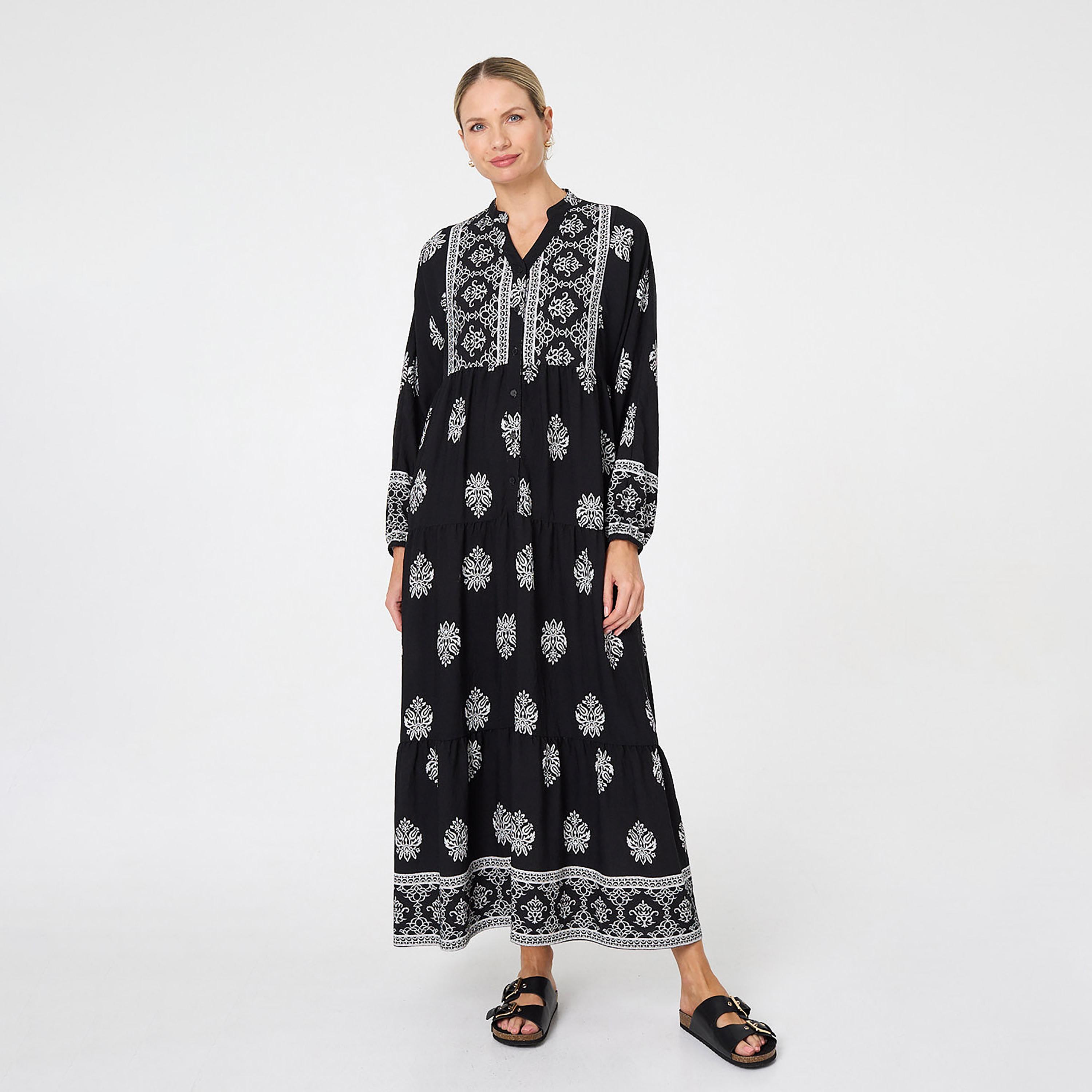 فستان ماكسي "تيرد" بياقة "ماندارين" وطبعة "بلوك برينت" بلون أسود من إيزابيل لندن-women-clothing-dresses-image-1