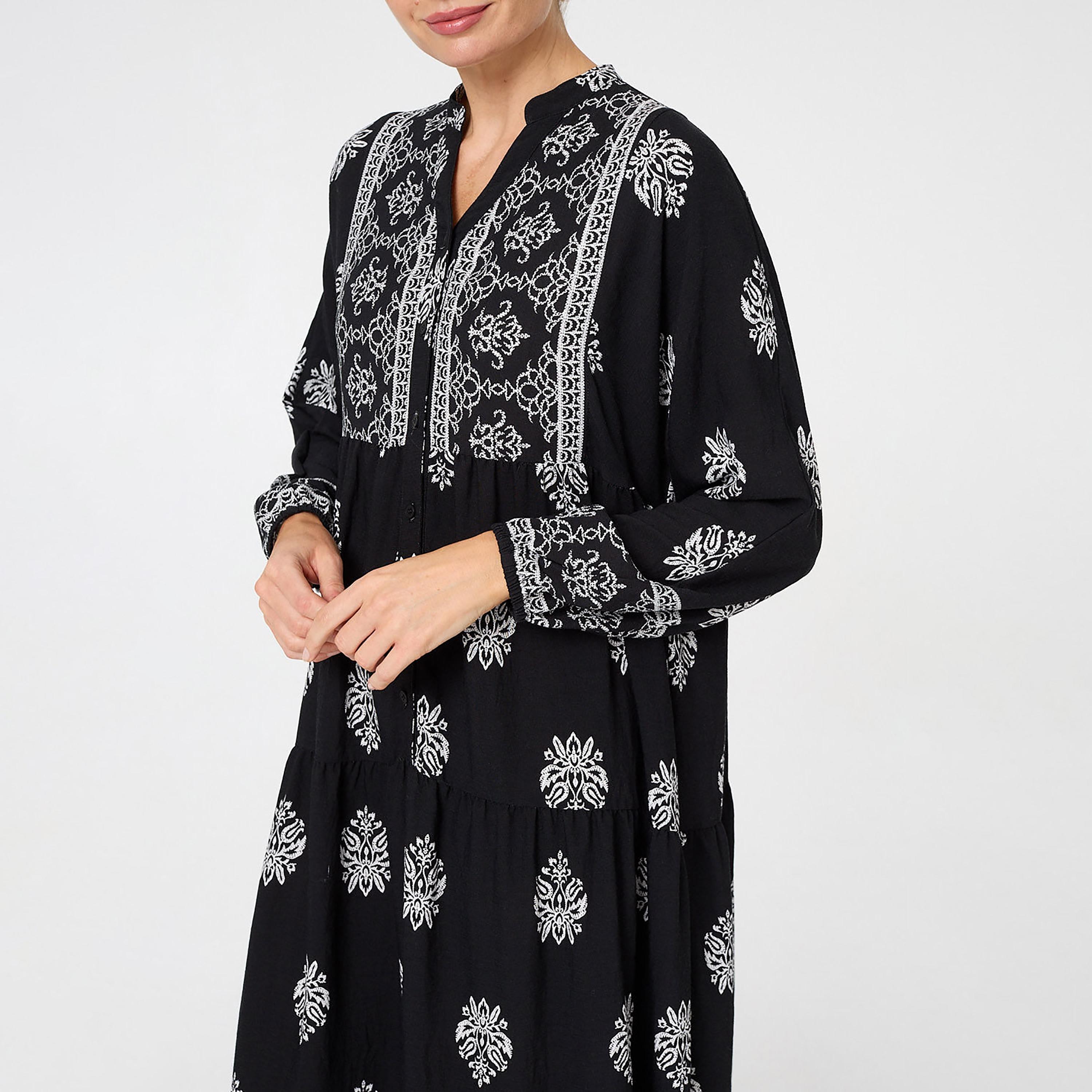 فستان ماكسي "تيرد" بياقة "ماندارين" وطبعة "بلوك برينت" بلون أسود من إيزابيل لندن-women-clothing-dresses-image-4