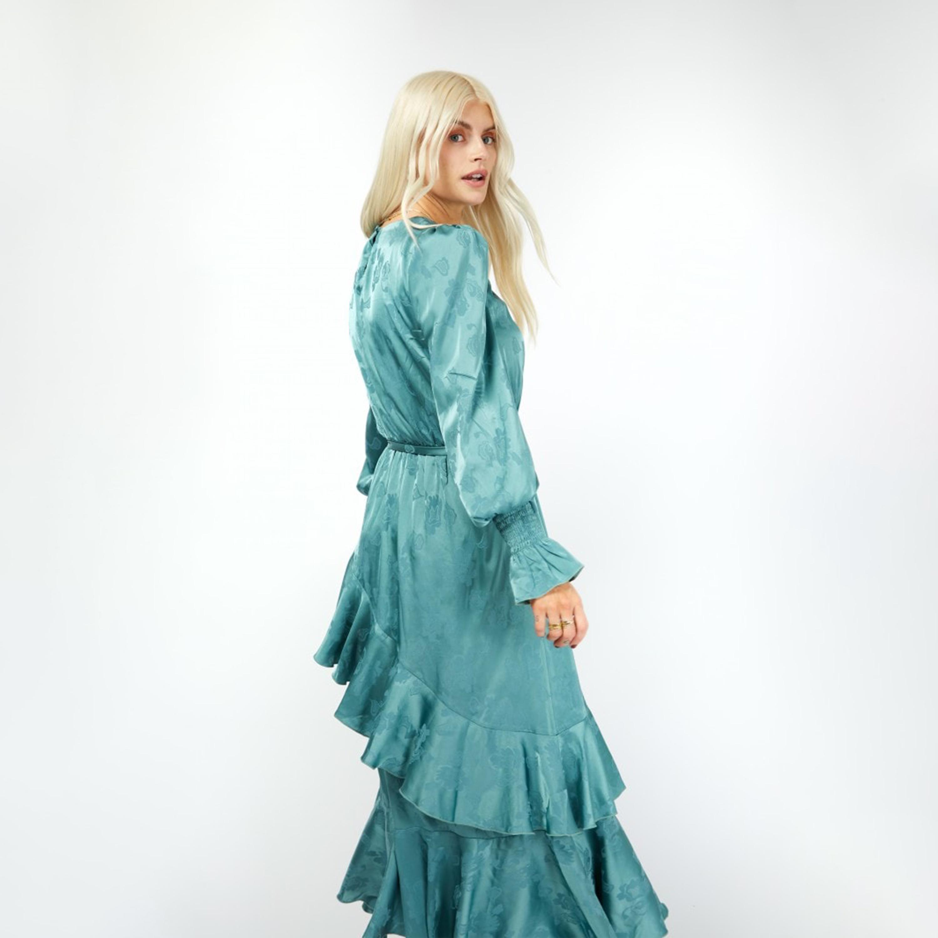 فستان ماكسي ذو طبقات تكسثرد مع أكمام طويلة من ليتل ميستريس ساتان-women-clothing-dresses-image-3
