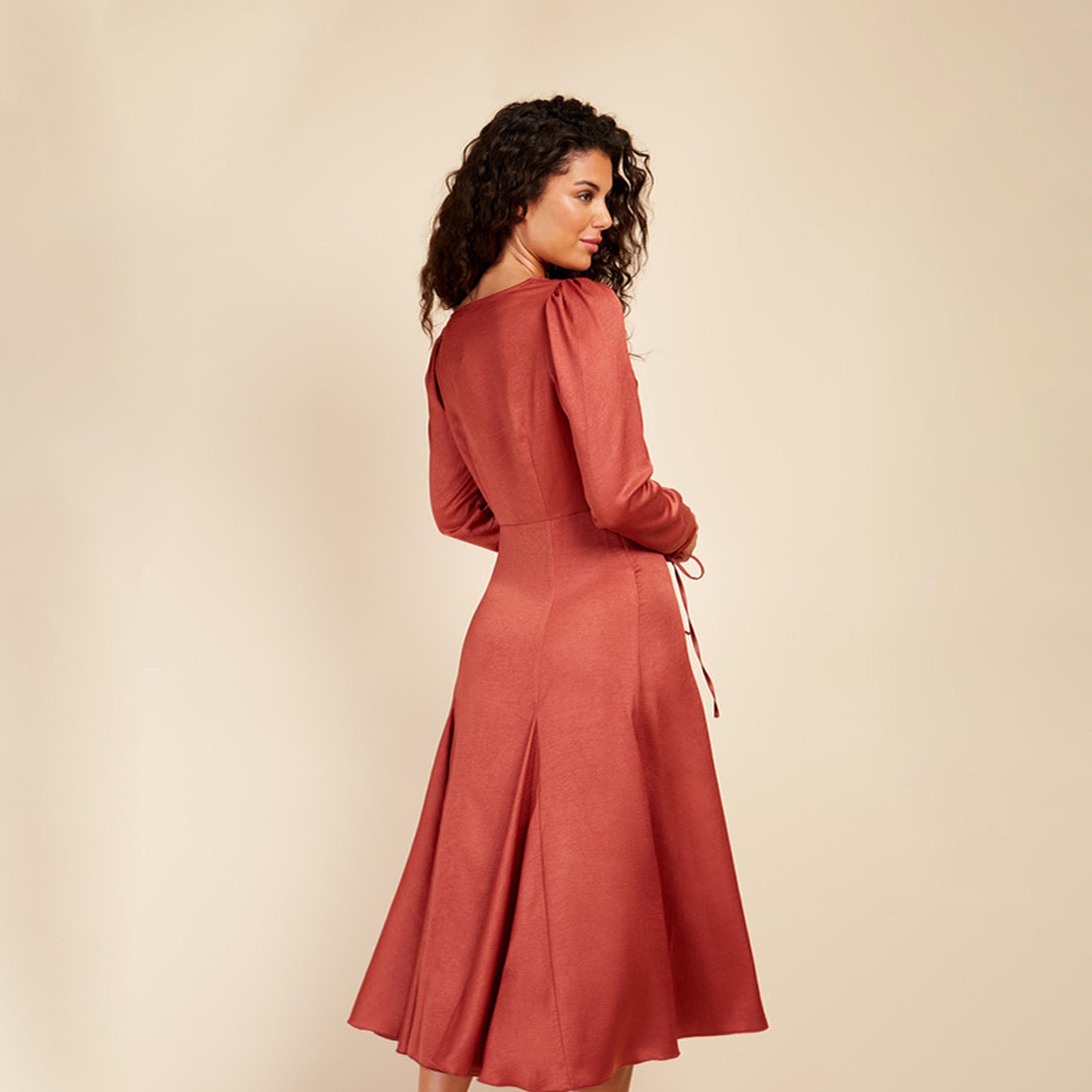 فستان ميدي بياقة متدلية على شكل إيه لاين مع أكمام طويلة من ليتل ميستريس ساتان-women-clothing-dresses-image-4