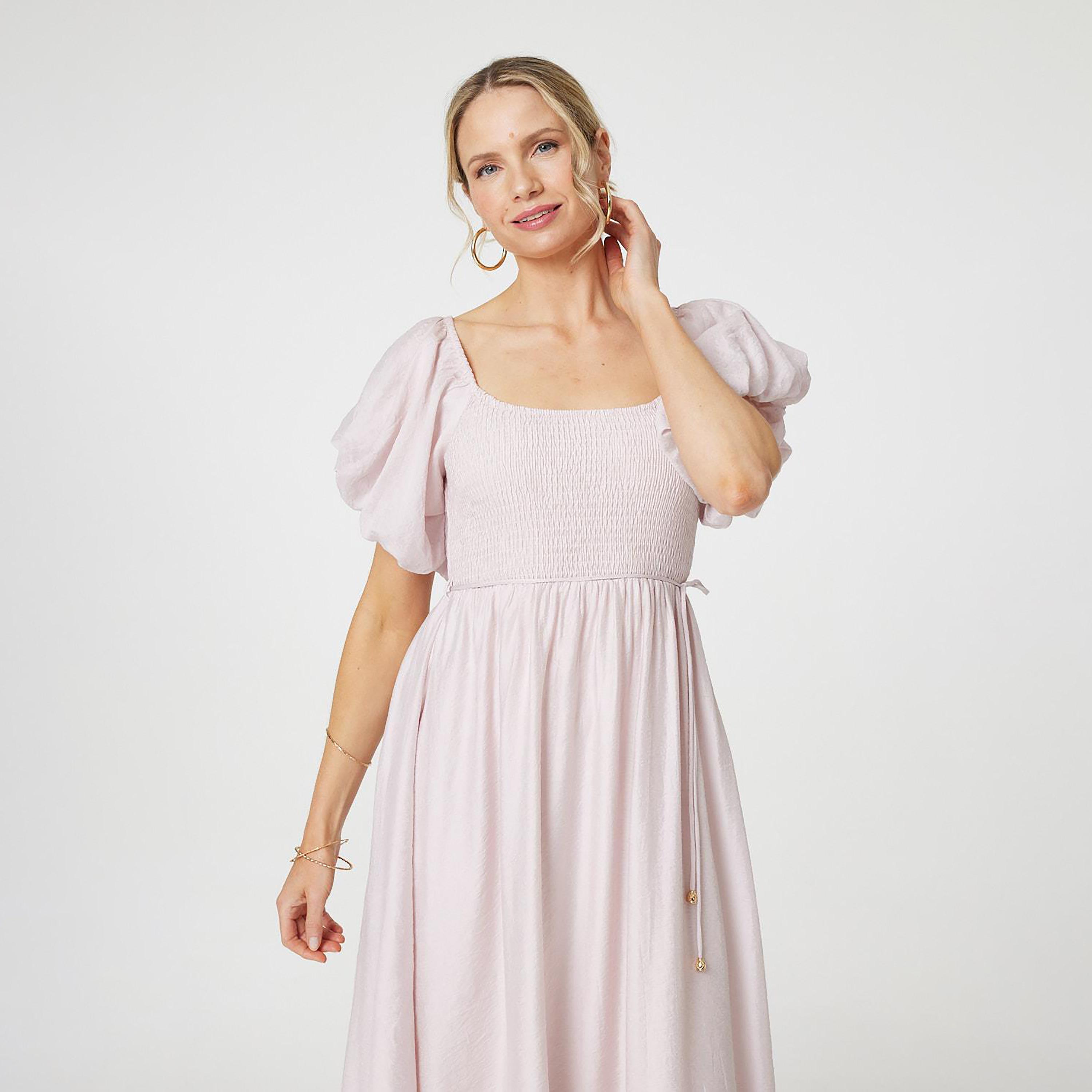 فستان ميدي نسائي بأكمام "باف" منفوخة وتصميم "سموكت" مطاطي بلون وردي من إيزابيل لندن-women-clothing-dresses-image-2