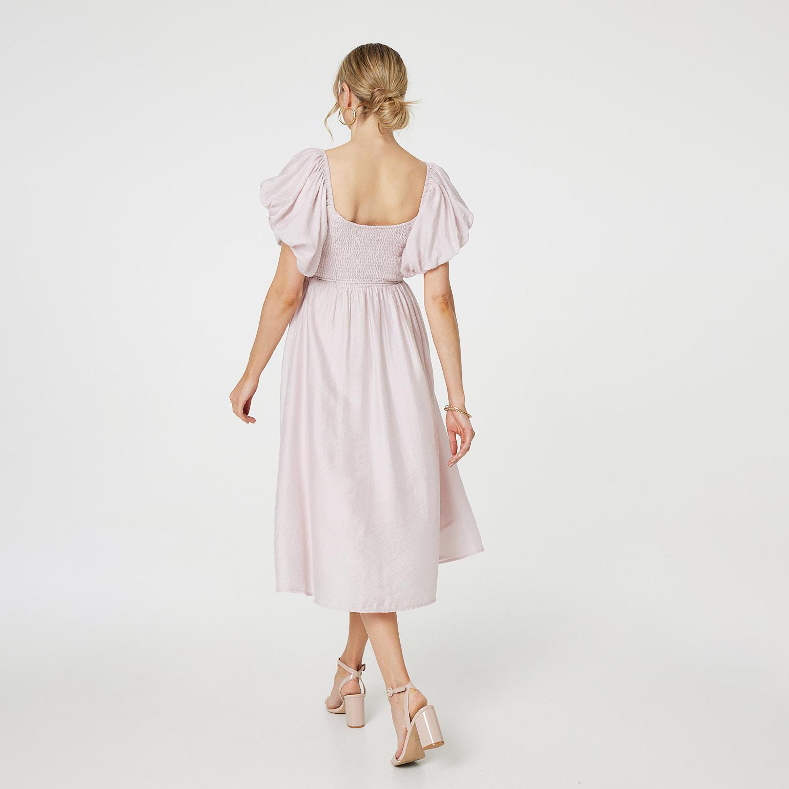 فستان ميدي نسائي بأكمام "باف" منفوخة وتصميم "سموكت" مطاطي بلون وردي من إيزابيل لندن-women-clothing-dresses-image-3