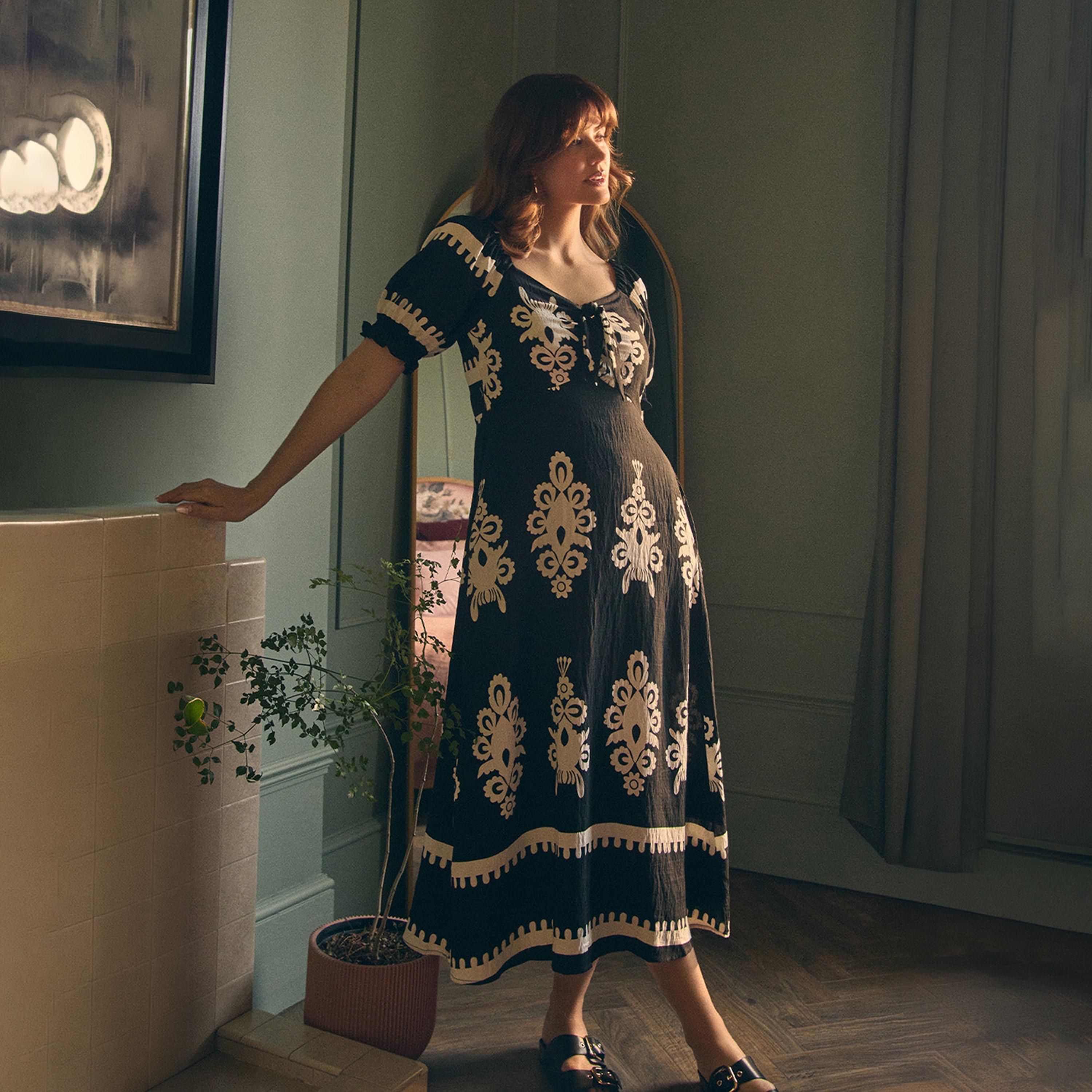 فستان ميدي بأكمام "باف" وياقة "سويت هارت" وتصميم "سموكت" مطبوع من إيزابيل لندن-women-clothing-dresses-image-2