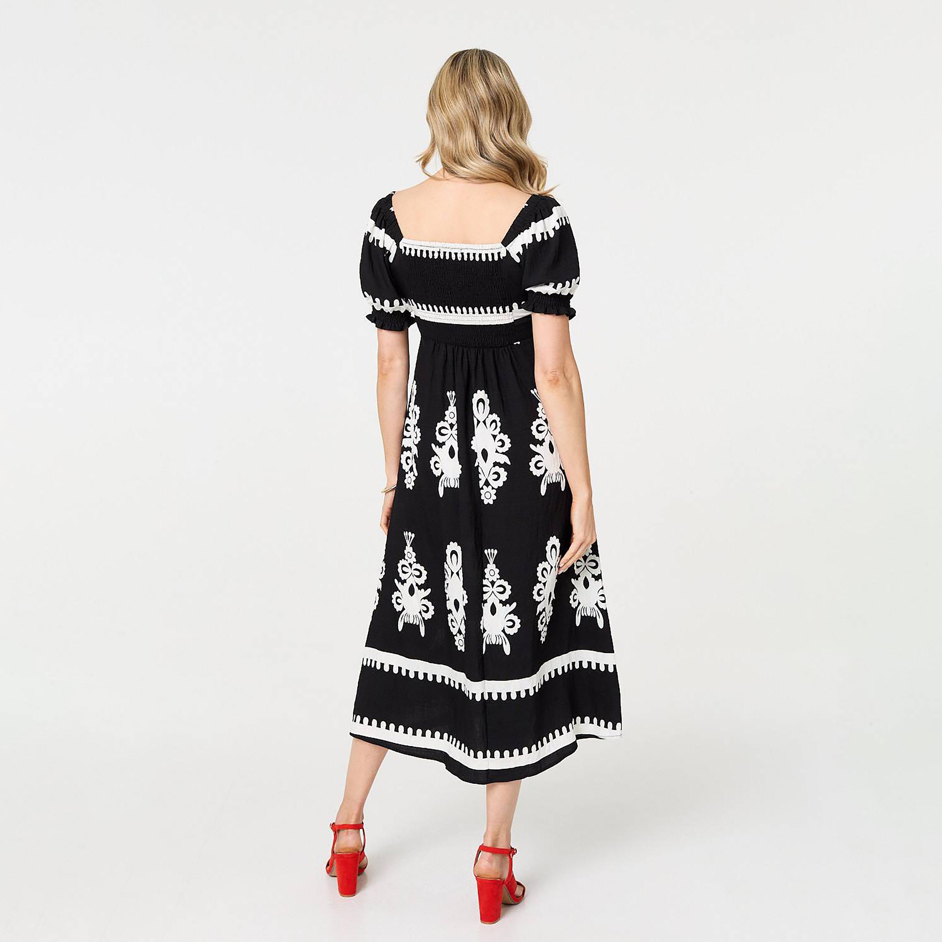 فستان ميدي بأكمام "باف" وياقة "سويت هارت" وتصميم "سموكت" مطبوع من إيزابيل لندن-women-clothing-dresses-image-4