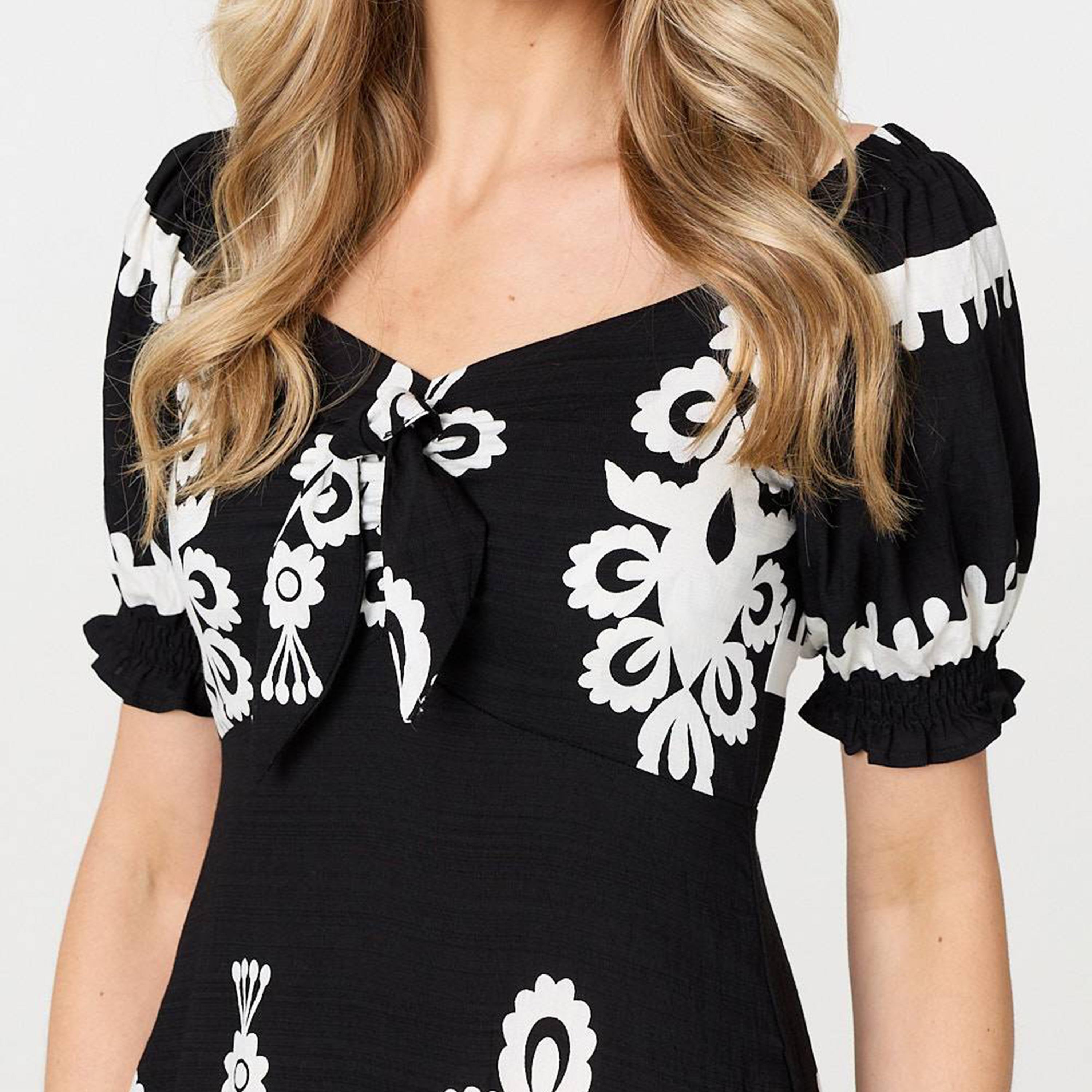 فستان ميدي بأكمام "باف" وياقة "سويت هارت" وتصميم "سموكت" مطبوع من إيزابيل لندن-women-clothing-dresses-image-5