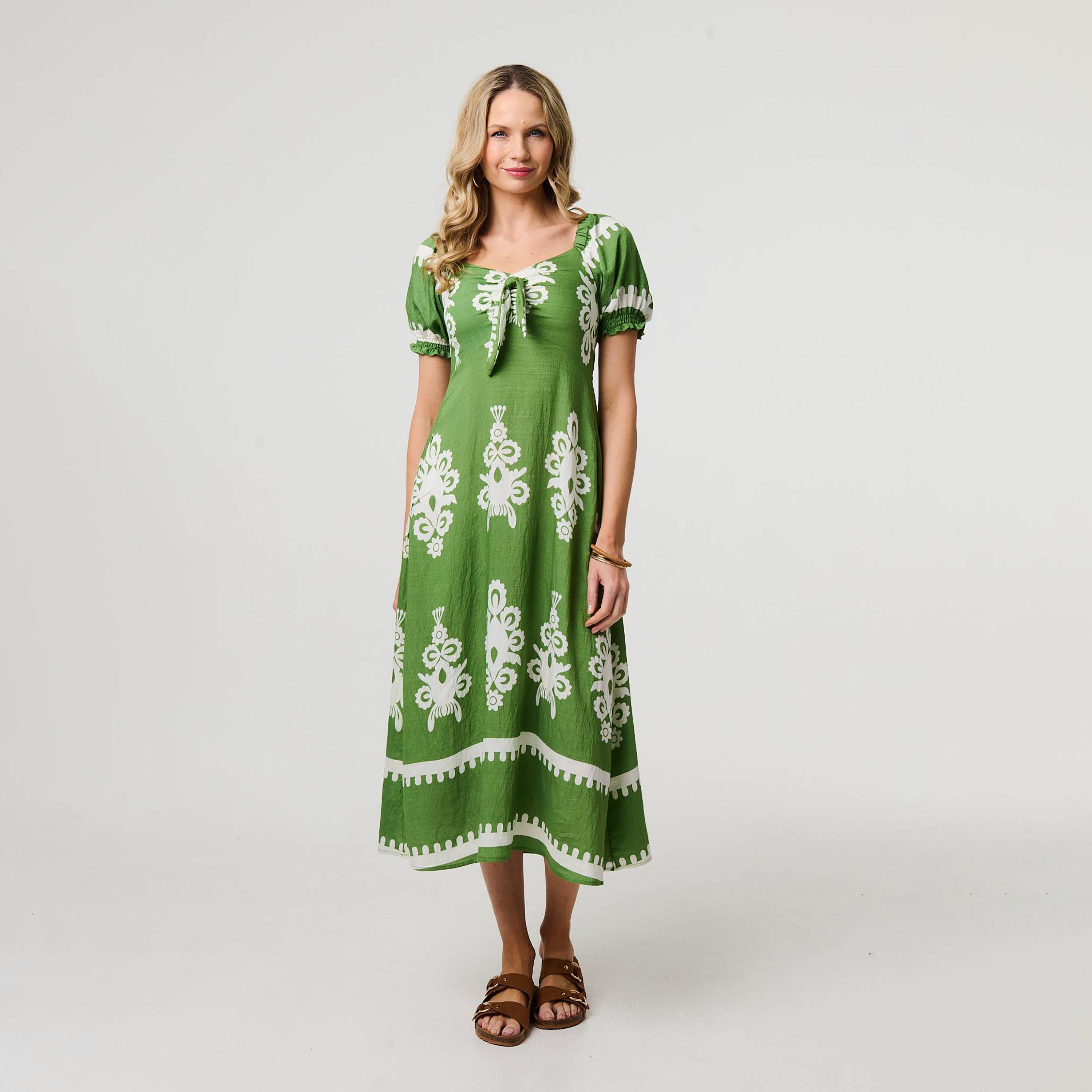 فستان ميدي بأكمام "باف" وياقة "سويت هارت" وتصميم "سموكت" مطبوع من إيزابيل لندن-women-clothing-dresses-image-6