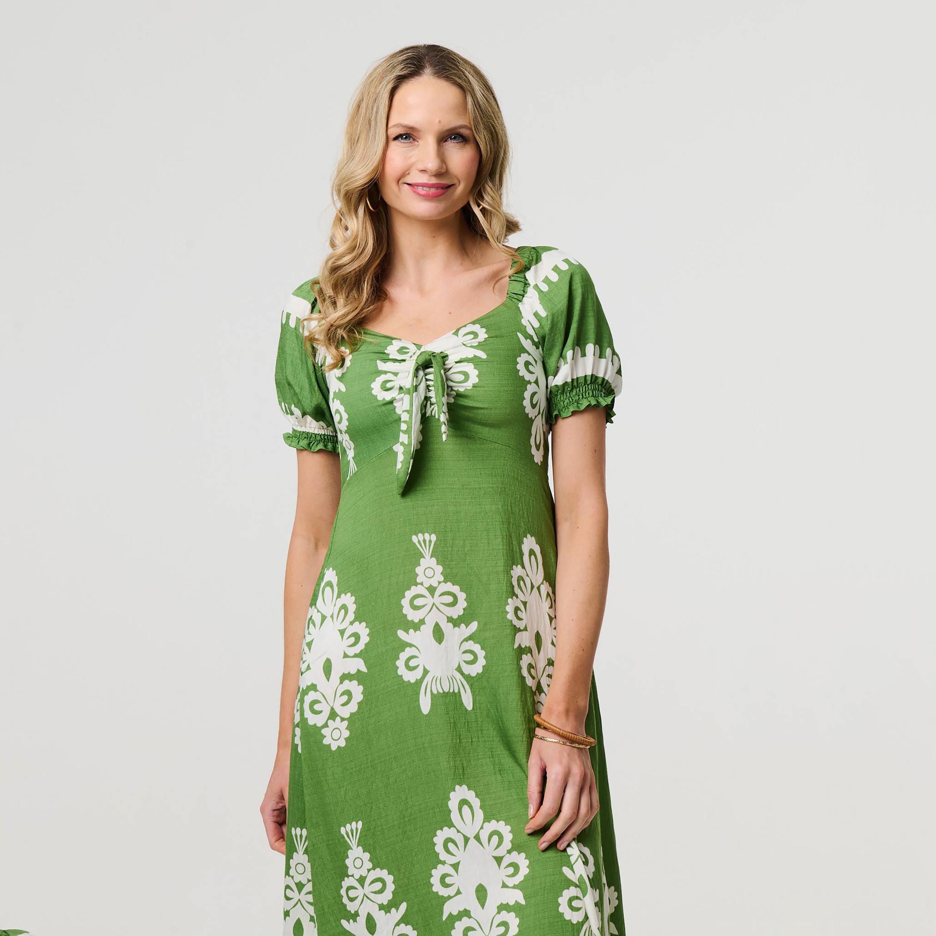 فستان ميدي بأكمام "باف" وياقة "سويت هارت" وتصميم "سموكت" مطبوع من إيزابيل لندن-women-clothing-dresses-image-7