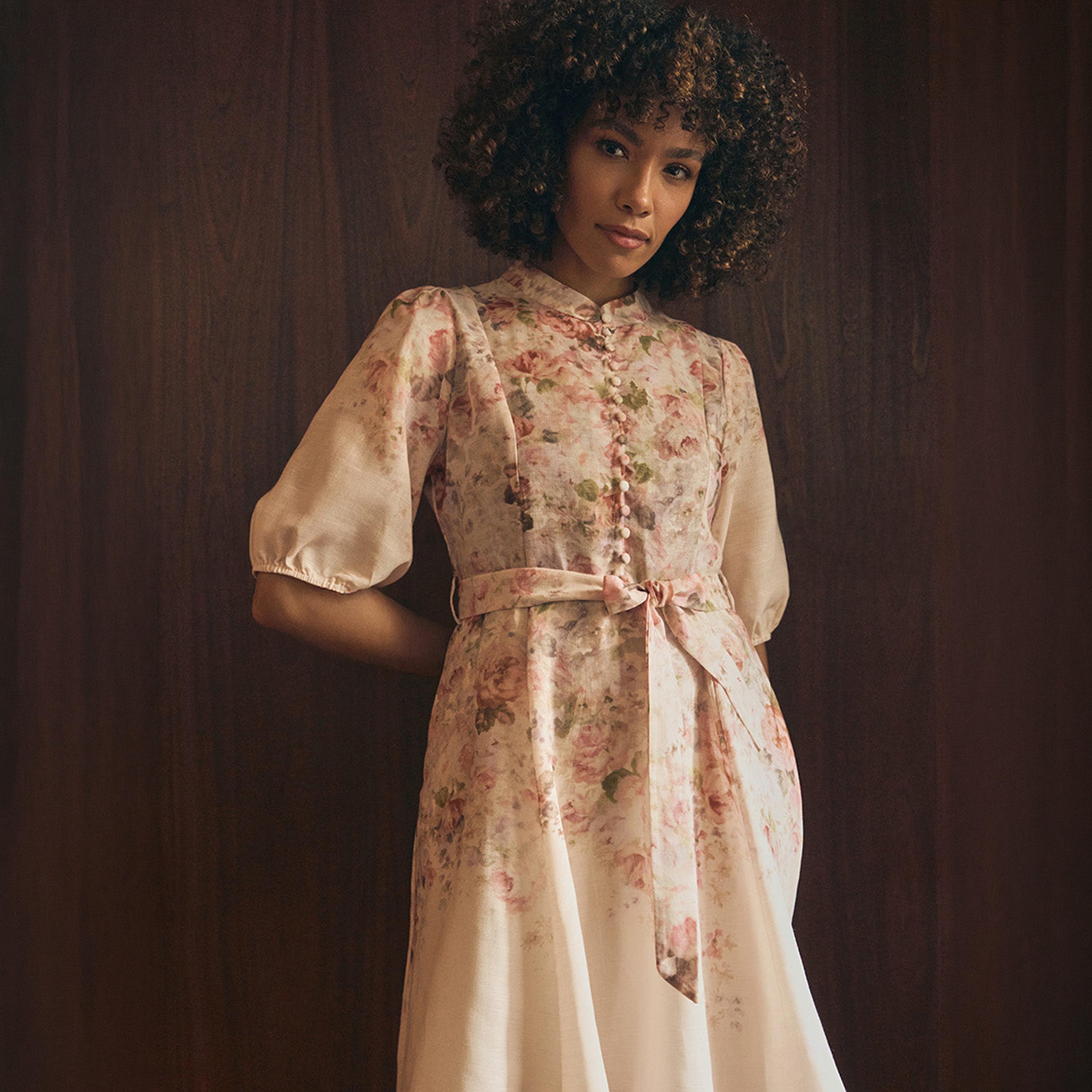 فستان ميدي بياقة "ماندارين" وأكمام "باف" وطبعة زهور بلون بيج من إيزابيل لندن-women-clothing-dresses-image-3