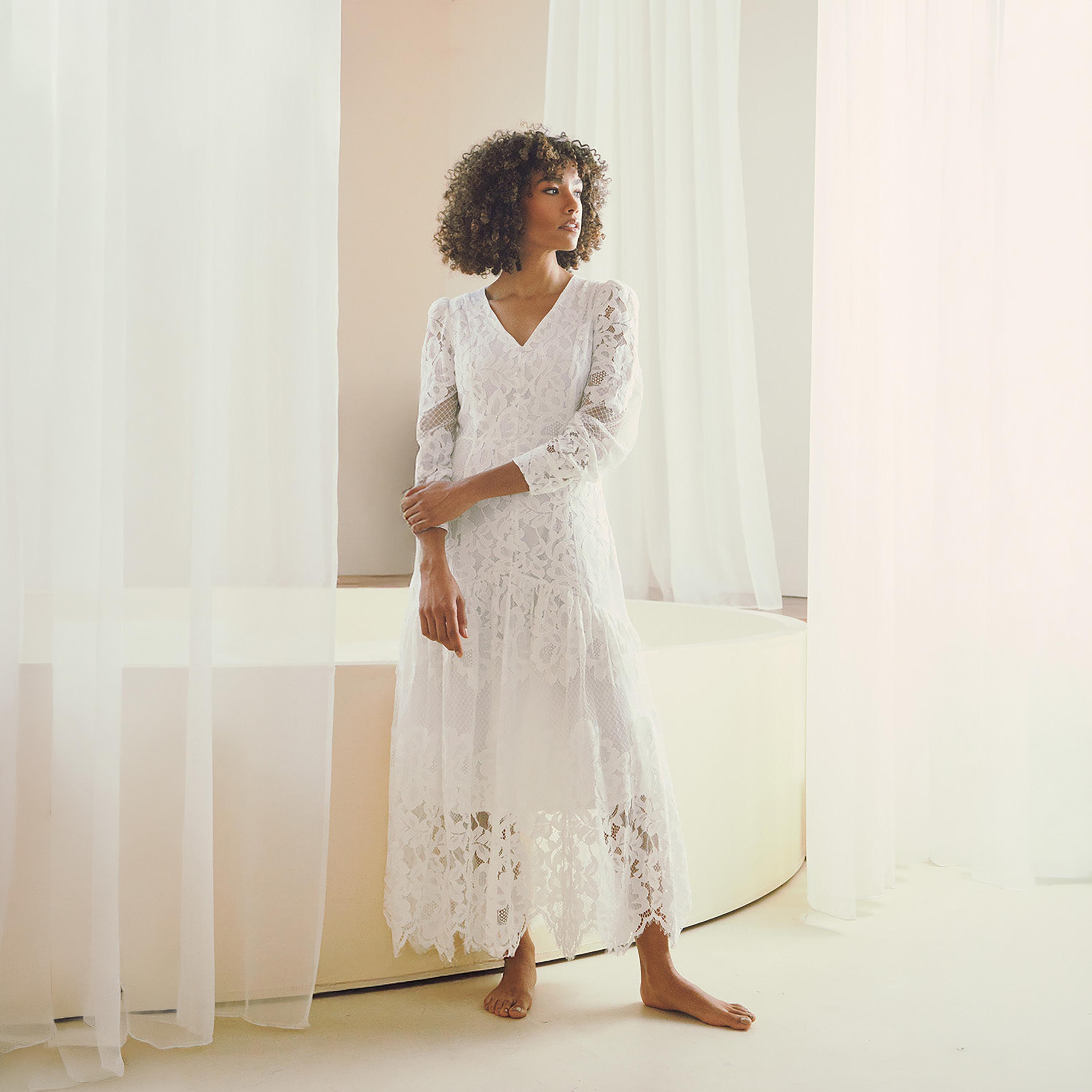 فستان ميدي "دروب ويست" بخصر منخفض وأكمام "باف" من الدانتيل الأبيض من إيزابيل لندن-women-clothing-dresses-image-2