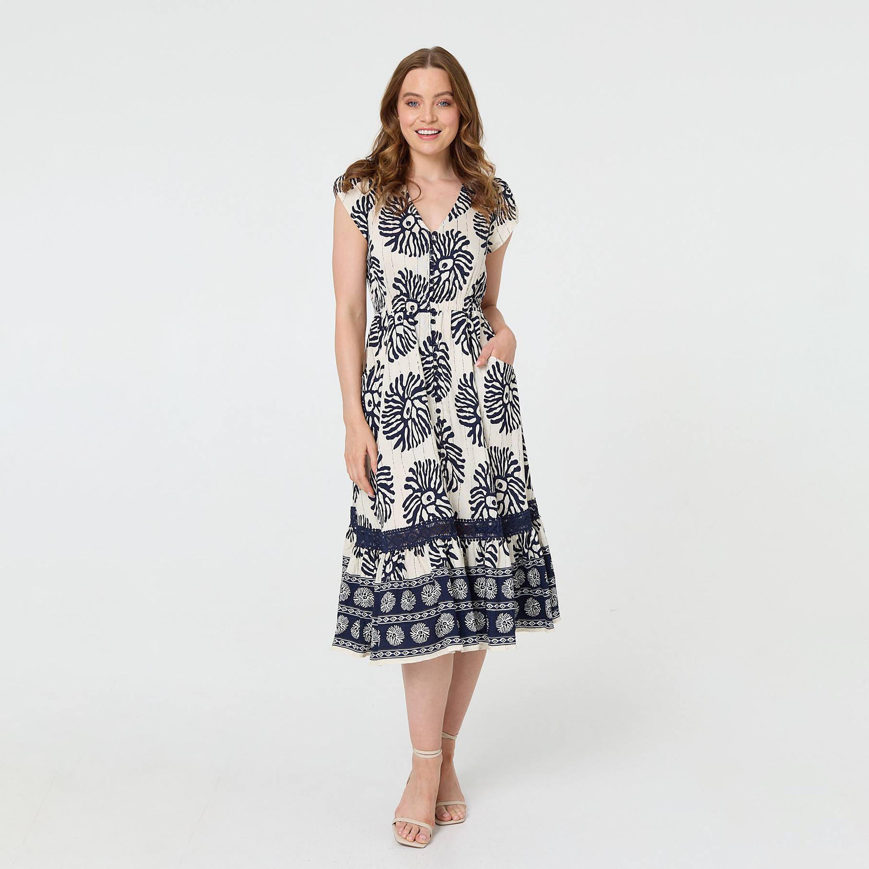 فستان ميدي نسائي بأكمام "كاب" وتصميم مطبوع بلون أزرق من إيزابيل لندن-women-clothing-dresses-image-1