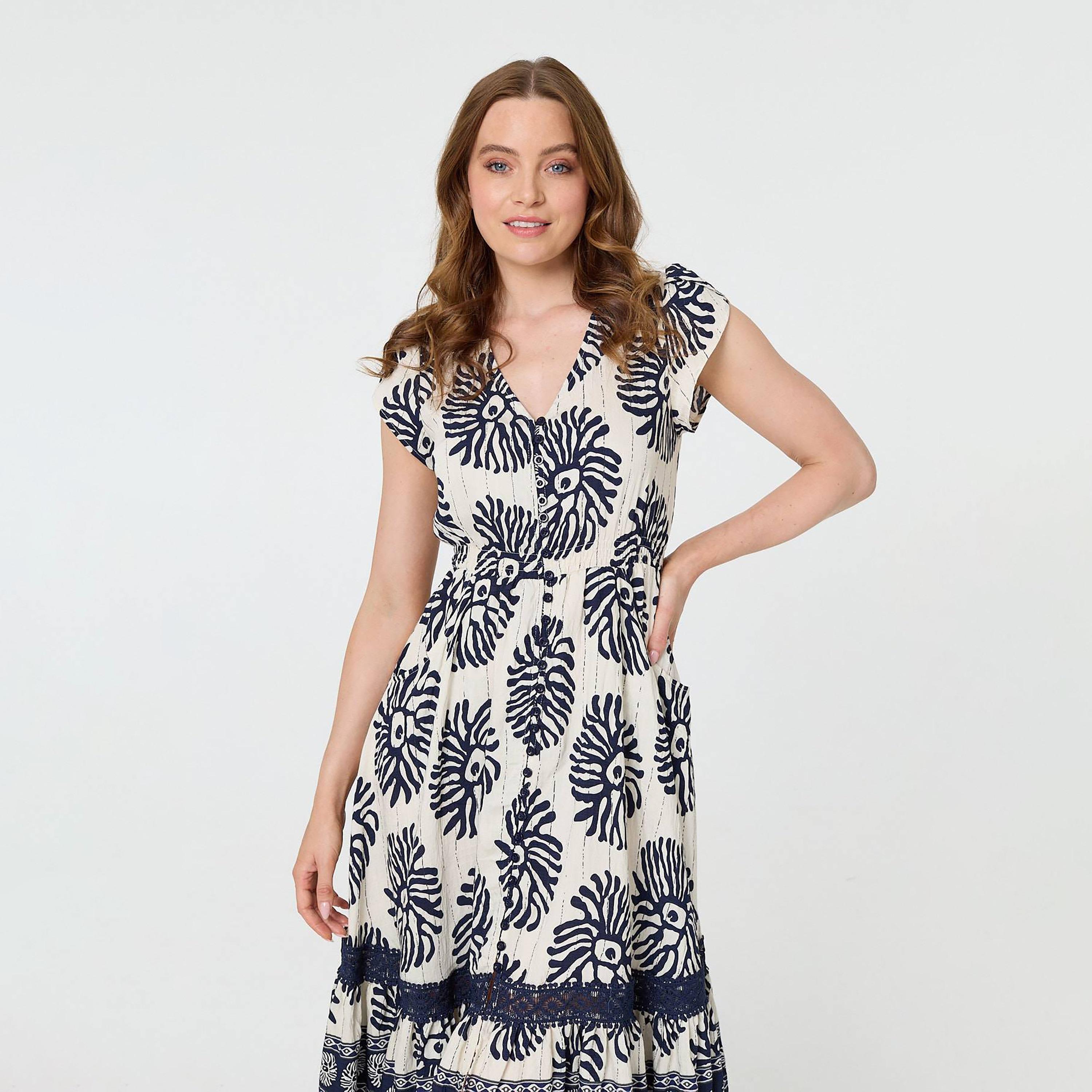 فستان ميدي نسائي بأكمام "كاب" وتصميم مطبوع بلون أزرق من إيزابيل لندن-women-clothing-dresses-image-2