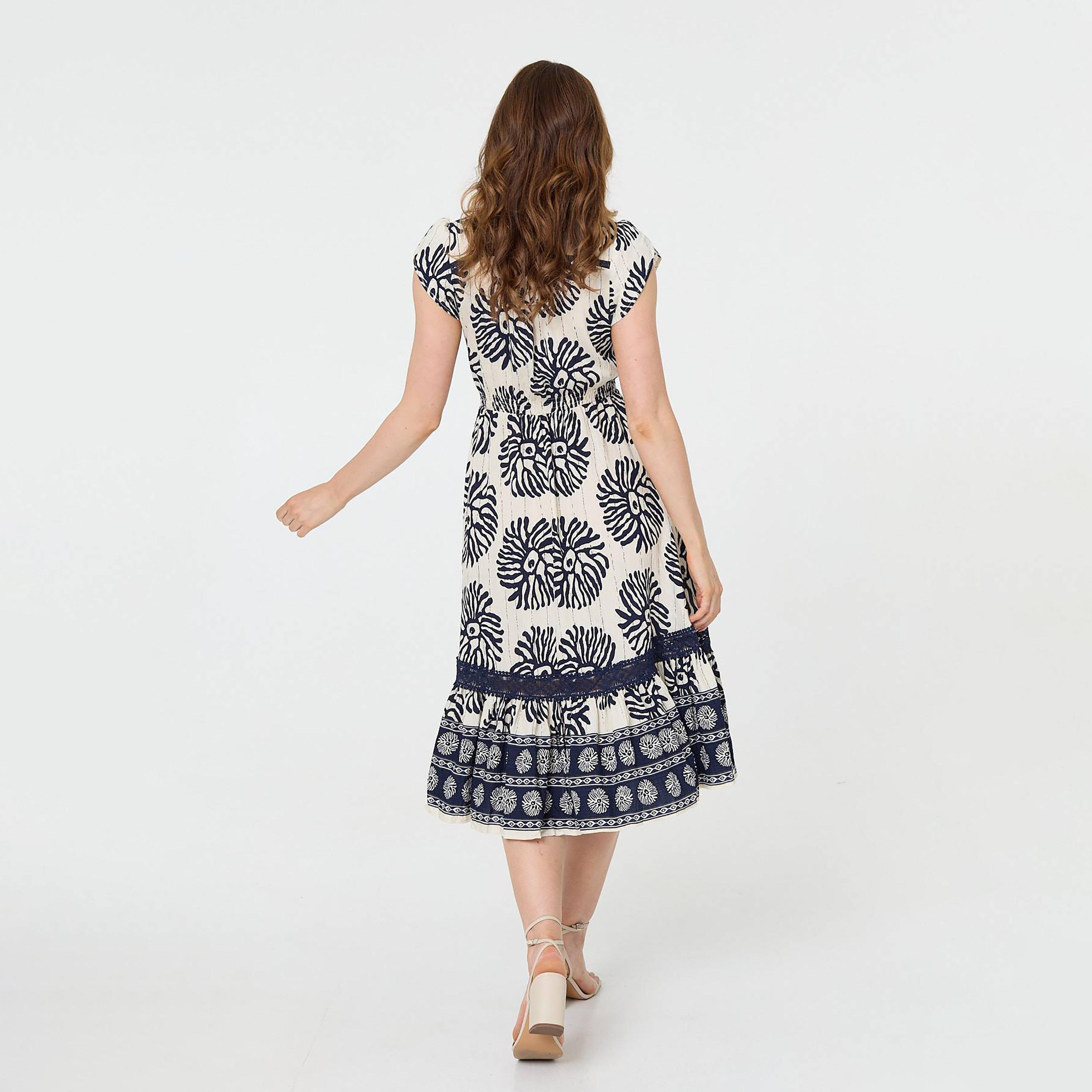 فستان ميدي نسائي بأكمام "كاب" وتصميم مطبوع بلون أزرق من إيزابيل لندن-women-clothing-dresses-image-3