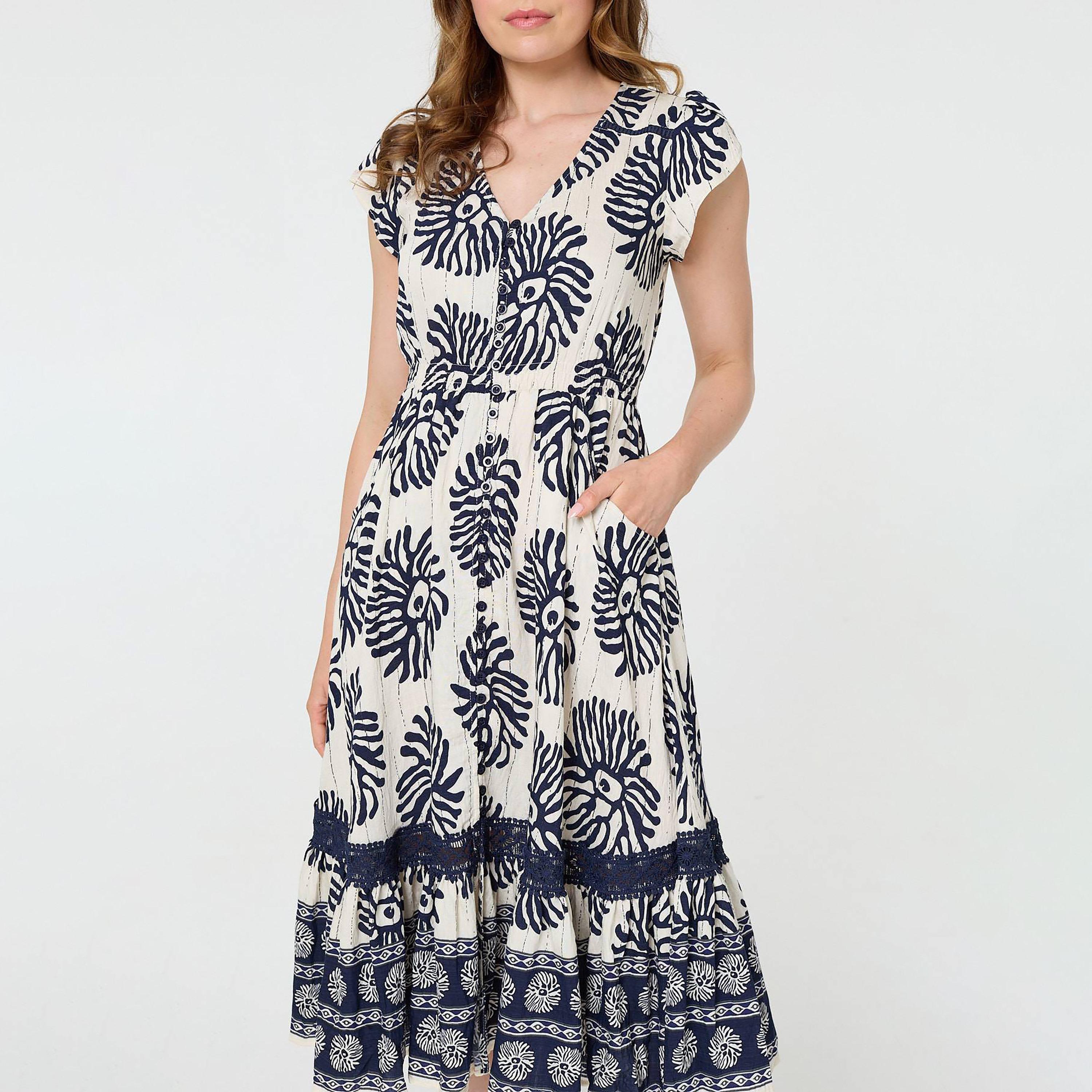 فستان ميدي نسائي بأكمام "كاب" وتصميم مطبوع بلون أزرق من إيزابيل لندن-women-clothing-dresses-image-4