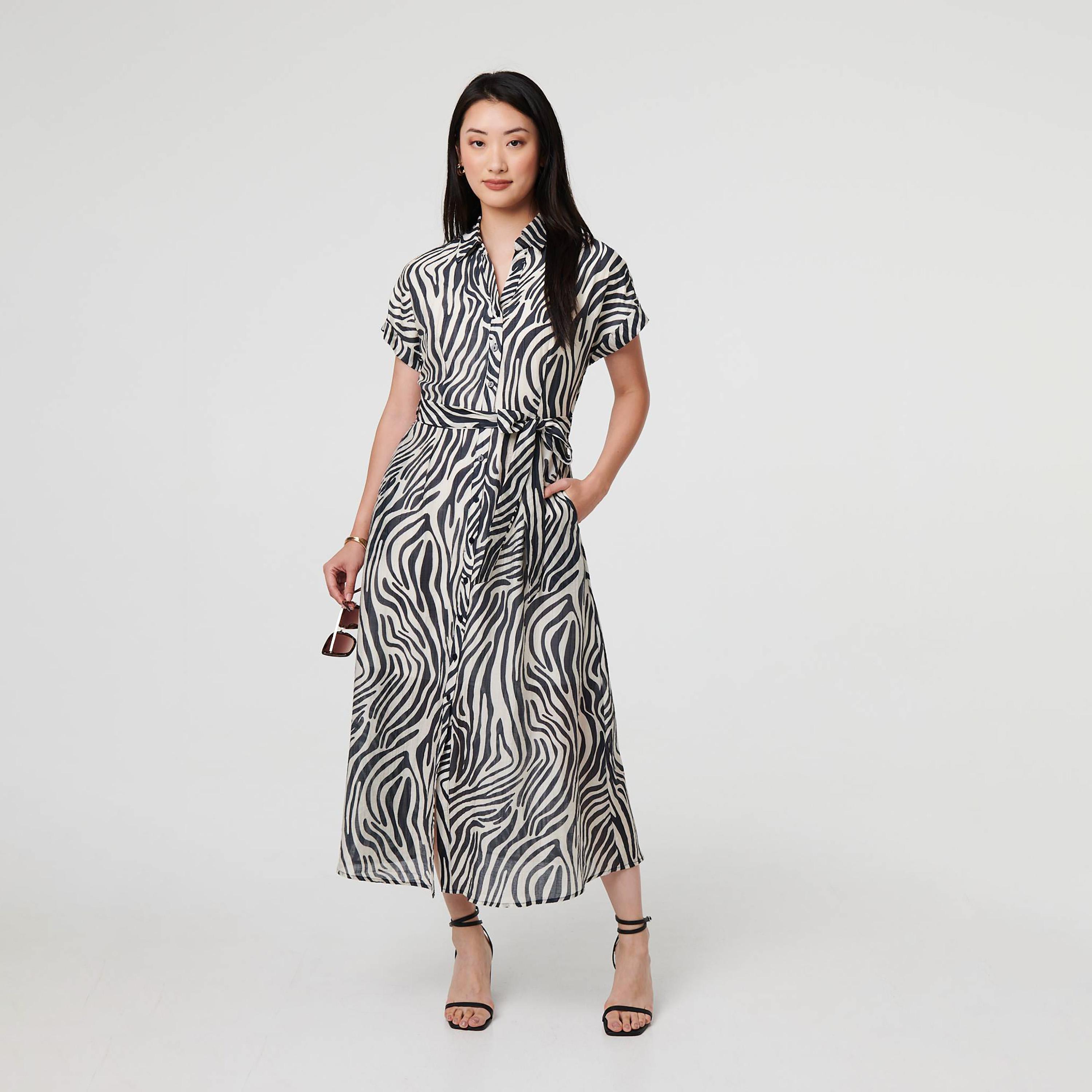 فستان قميص ميدي نسائي بياقة وطبعة "زيبرا" حمار وحشي بلون أسود من إيزابيل لندن-women-clothing-dresses-image-1