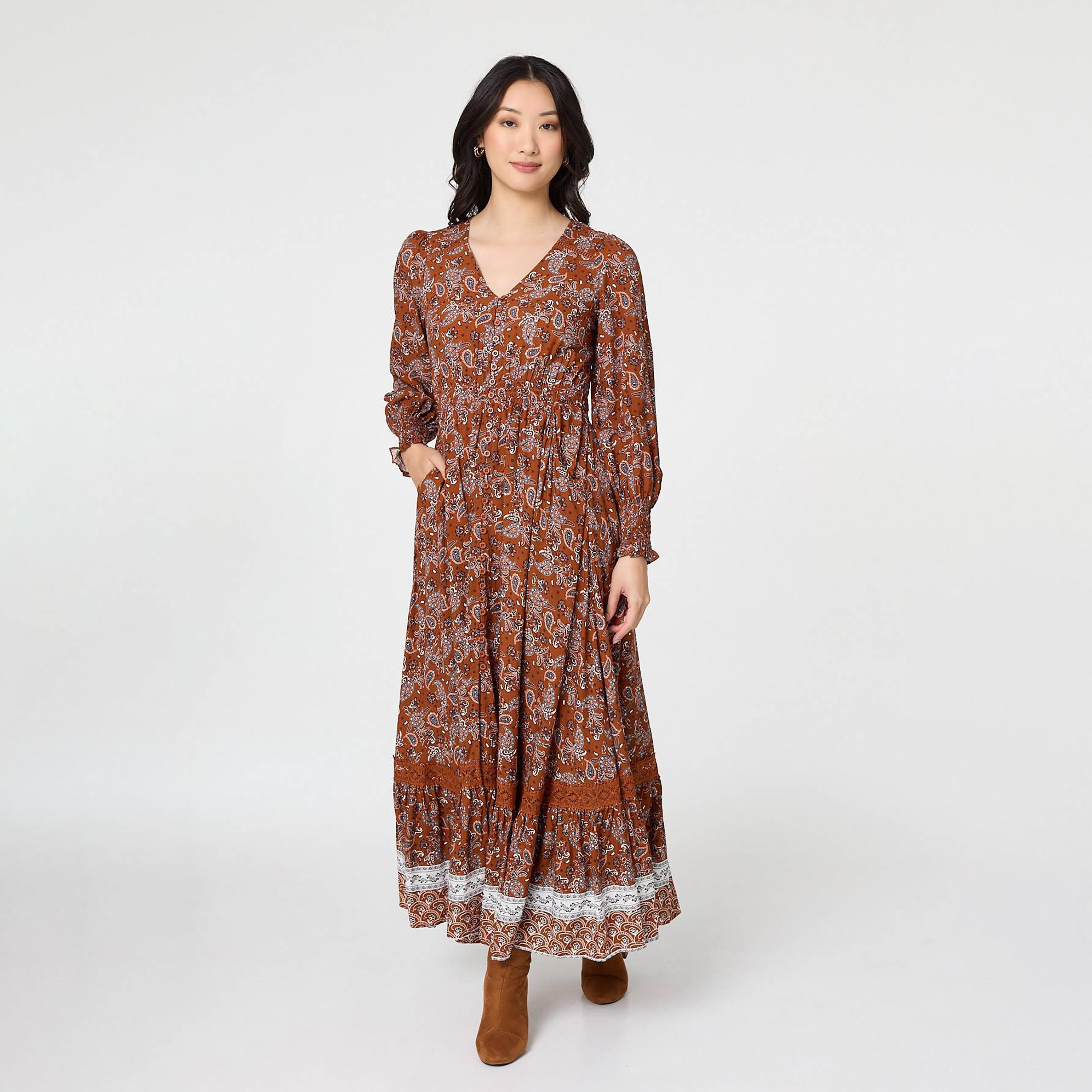فستان ماكسي "فيت آند فلير" بأكمام "بيشوب" وطبعة "بيزلي" لون بني من إيزابيل لندن-women-clothing-dresses-image-1