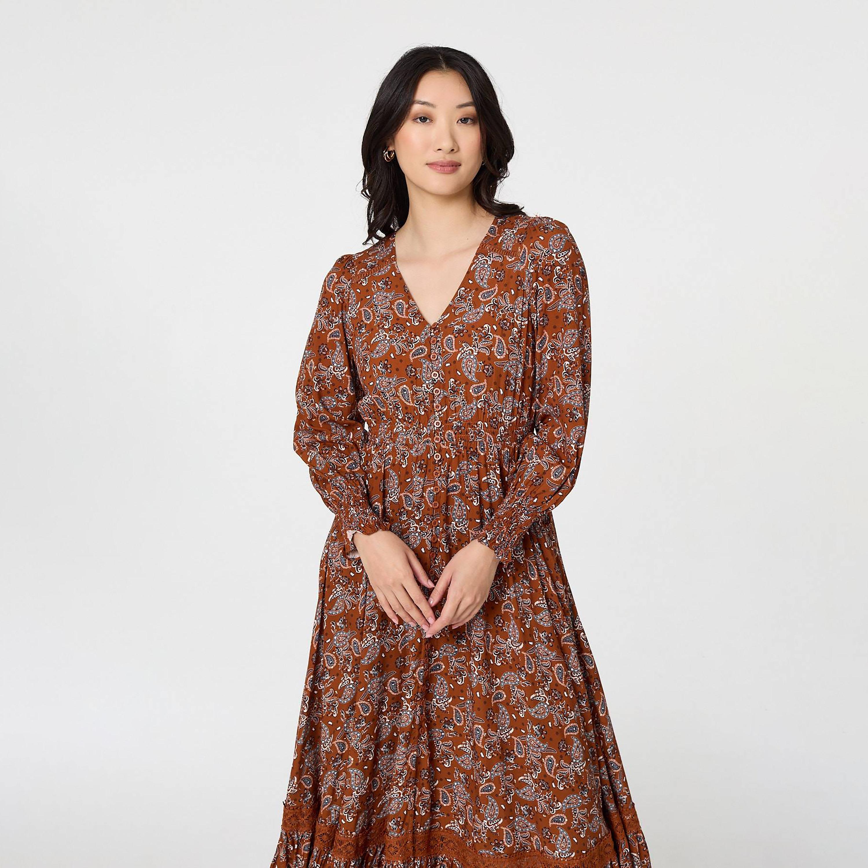 فستان ماكسي "فيت آند فلير" بأكمام "بيشوب" وطبعة "بيزلي" لون بني من إيزابيل لندن-women-clothing-dresses-image-2