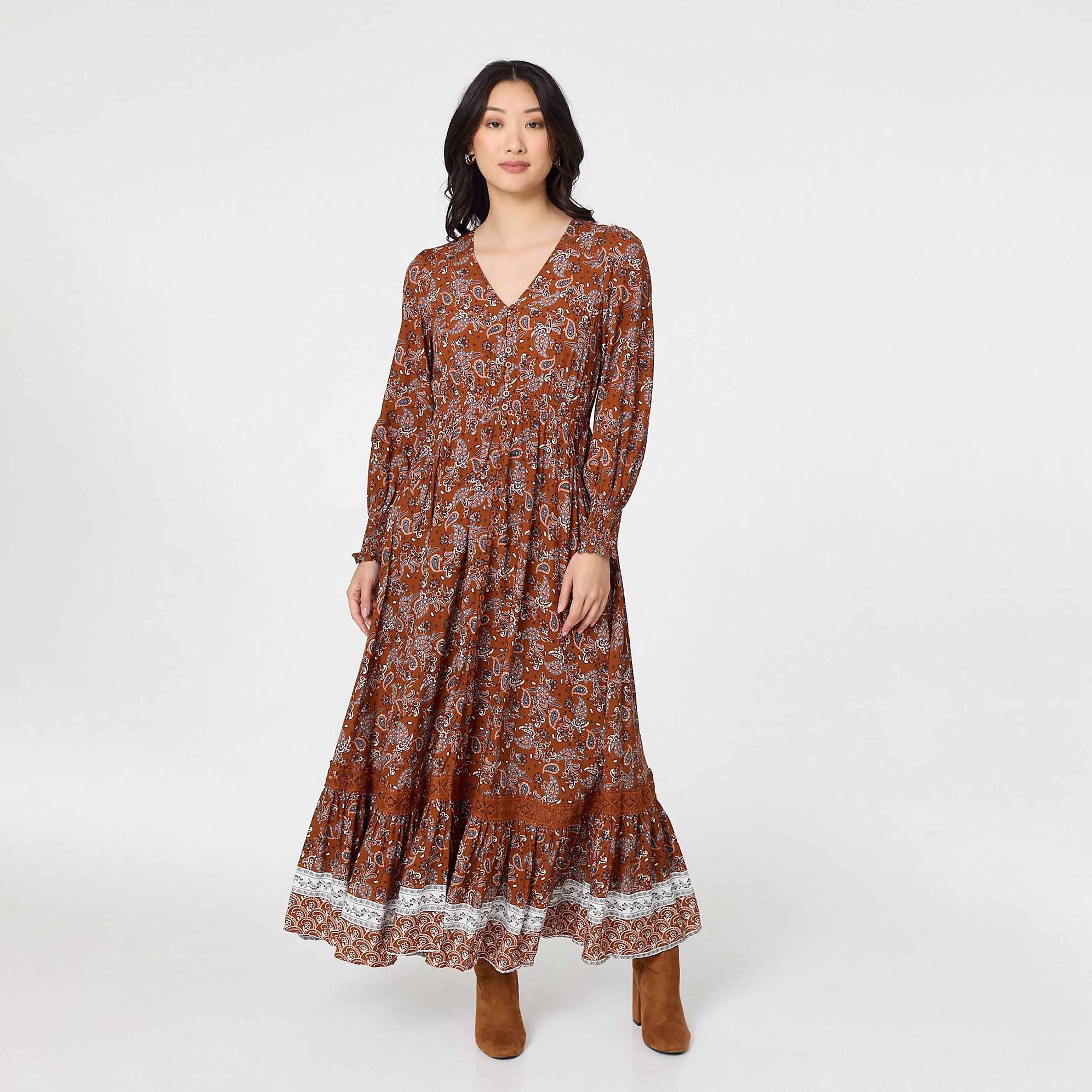فستان ماكسي "فيت آند فلير" بأكمام "بيشوب" وطبعة "بيزلي" لون بني من إيزابيل لندن-women-clothing-dresses-image-3