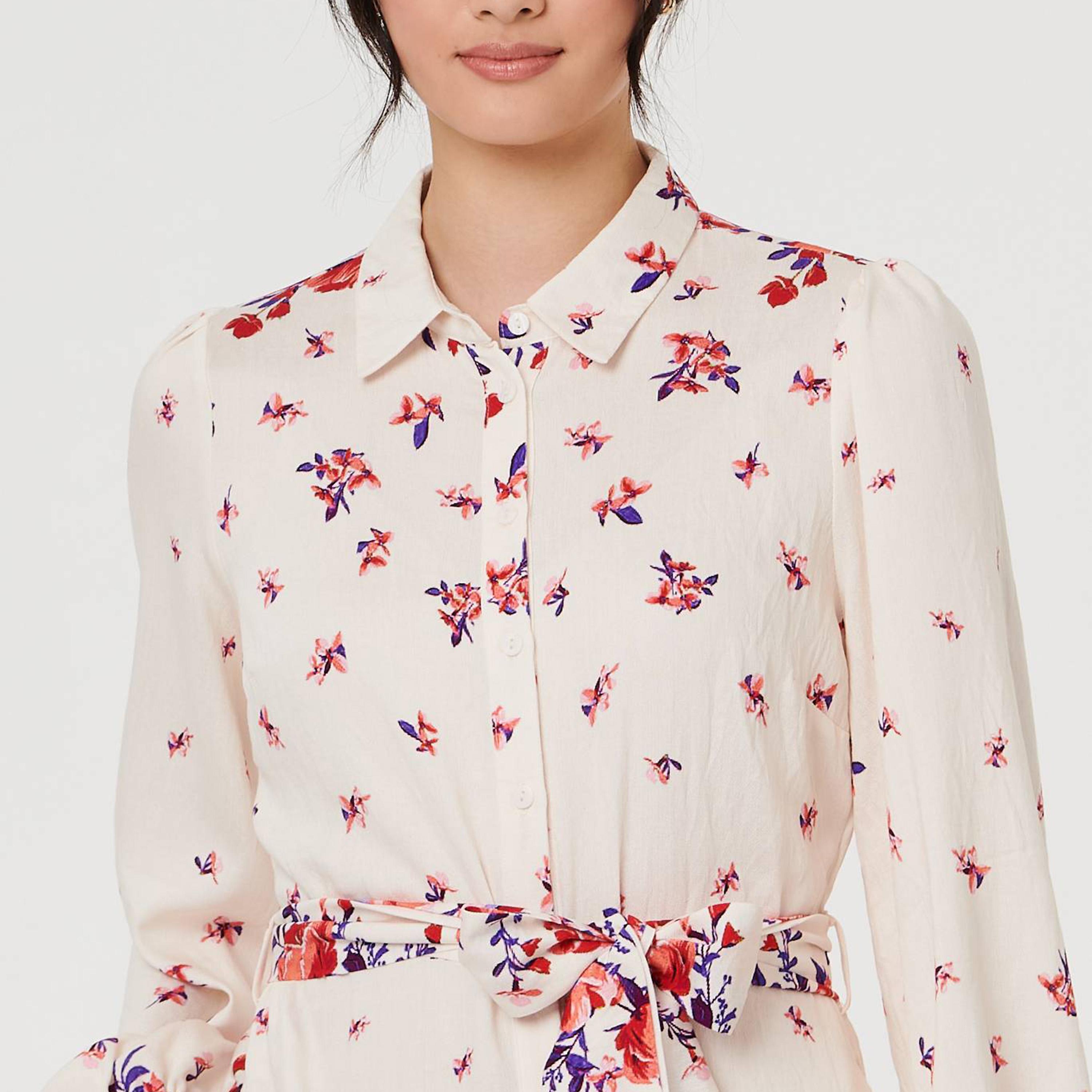 فستان قميص ميدي بياقة وطبعة زهور متناثرة باللون الأبيض من إيزابيل لندن-women-clothing-dresses-image-2