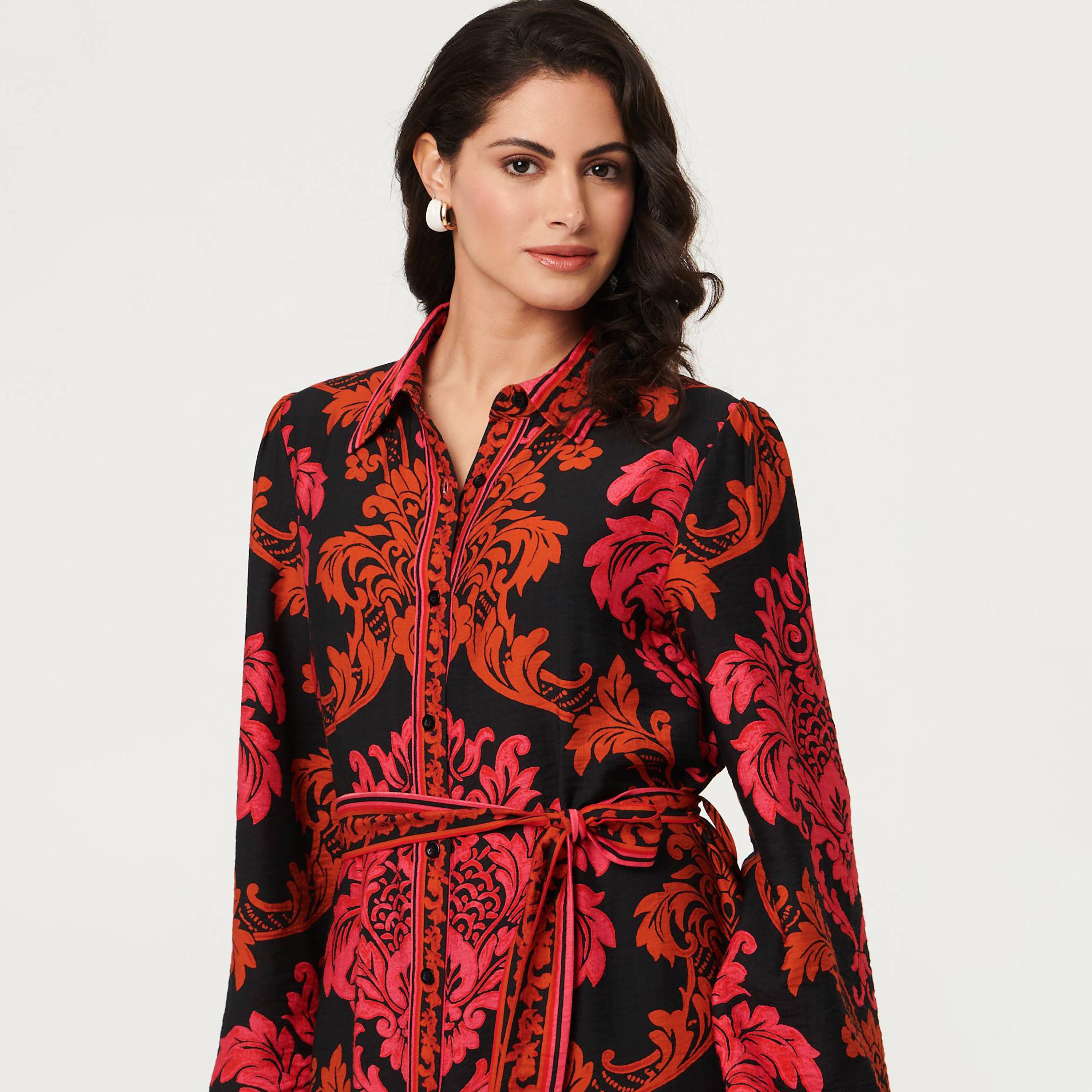 فستان قميص ميدي بياقة وطبعة "داماسك" باللون الأحمر من إيزابيل لندن-women-clothing-dresses-image-2
