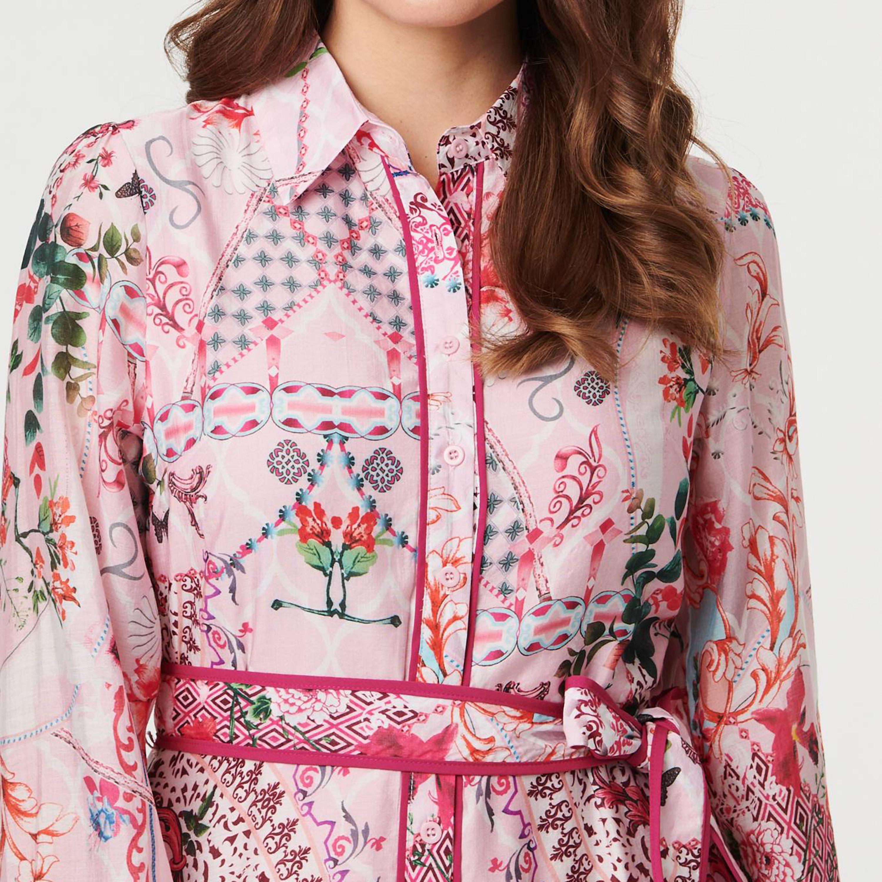 فستان قميص ميدي بياقة وأكمام "بيشوب" وطبعة زهور "باتش" وردية من إيزابيل لندن-women-clothing-dresses-image-4