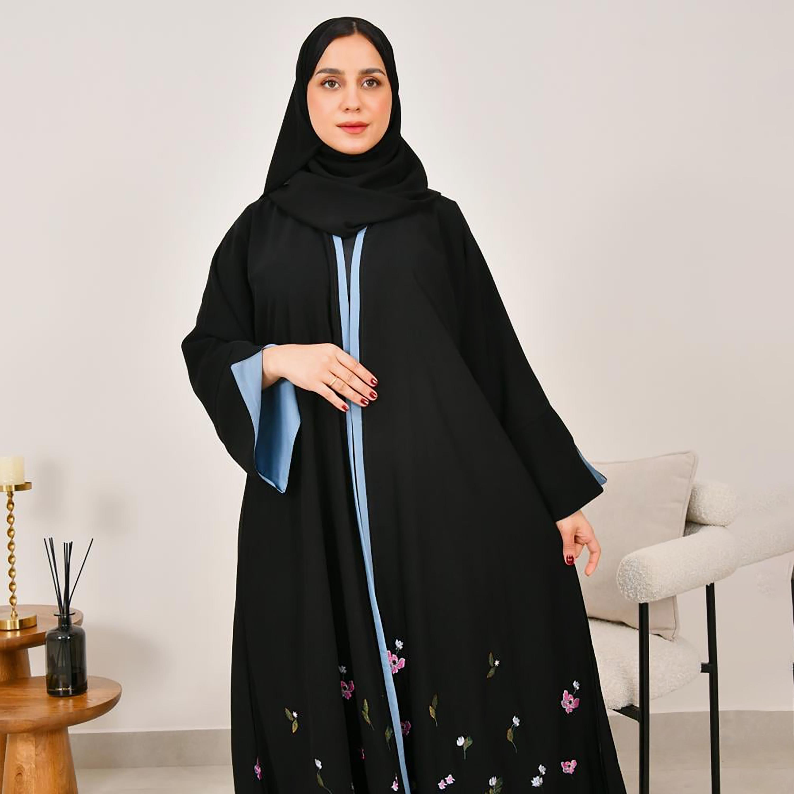 عباية نسائية من الكتان بأكمام واسعة مطرزة بالورود باللون الأسود مع حجاب من لمحة-women-arabicclothing-abayas-image-2