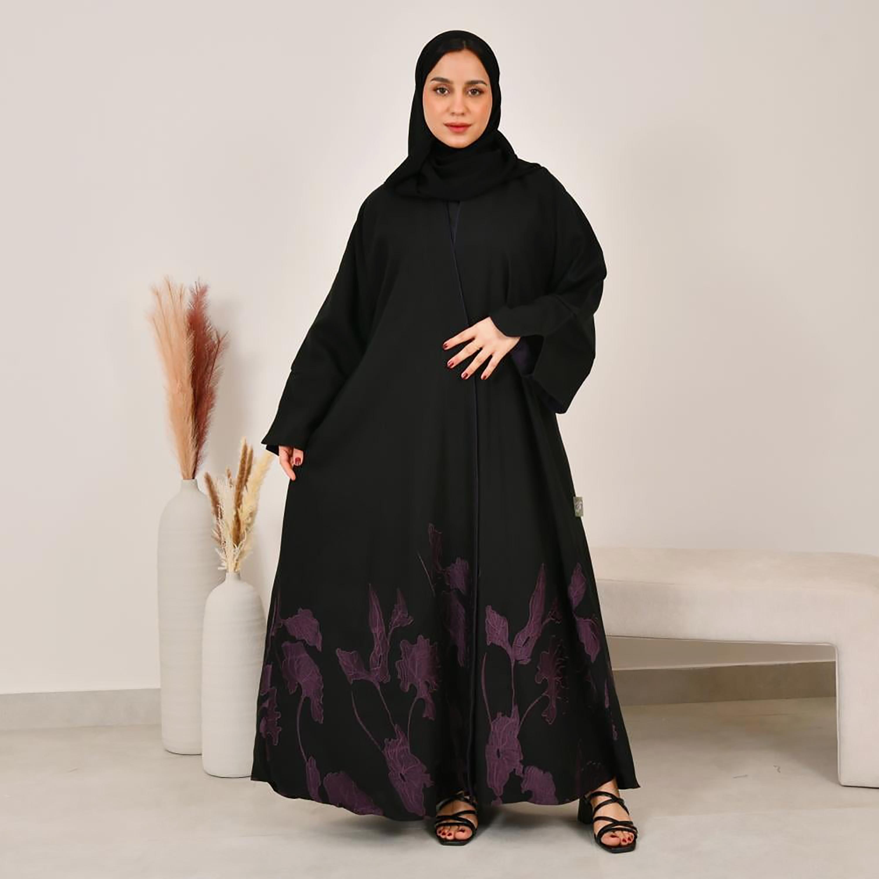 عباية نسائية من الكتان بأكمام واسعة وتطريز متباين باللون الأسود مع حجاب من لمحة-women-arabicclothing-abayas-image-1