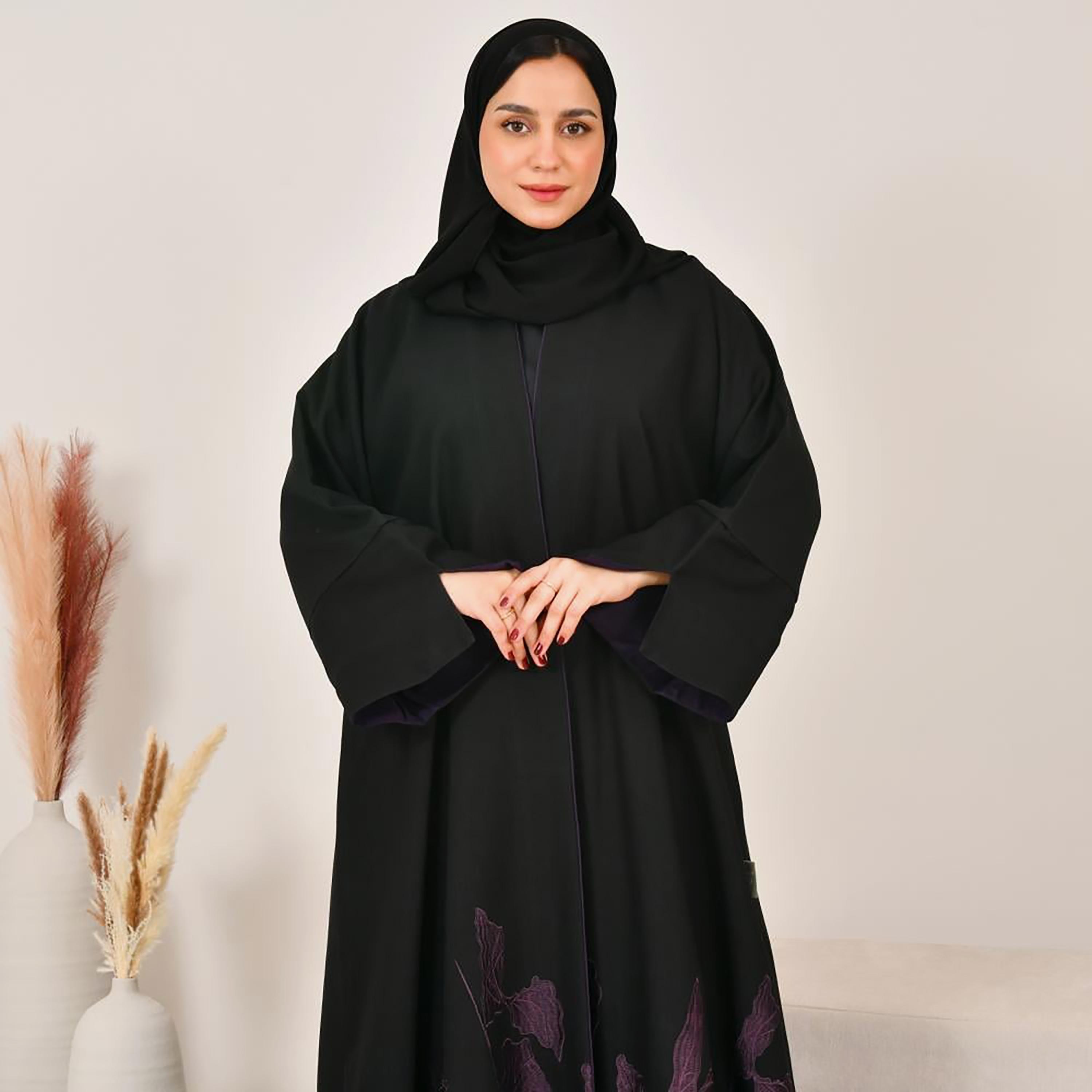 عباية نسائية من الكتان بأكمام واسعة وتطريز متباين باللون الأسود مع حجاب من لمحة-women-arabicclothing-abayas-image-2