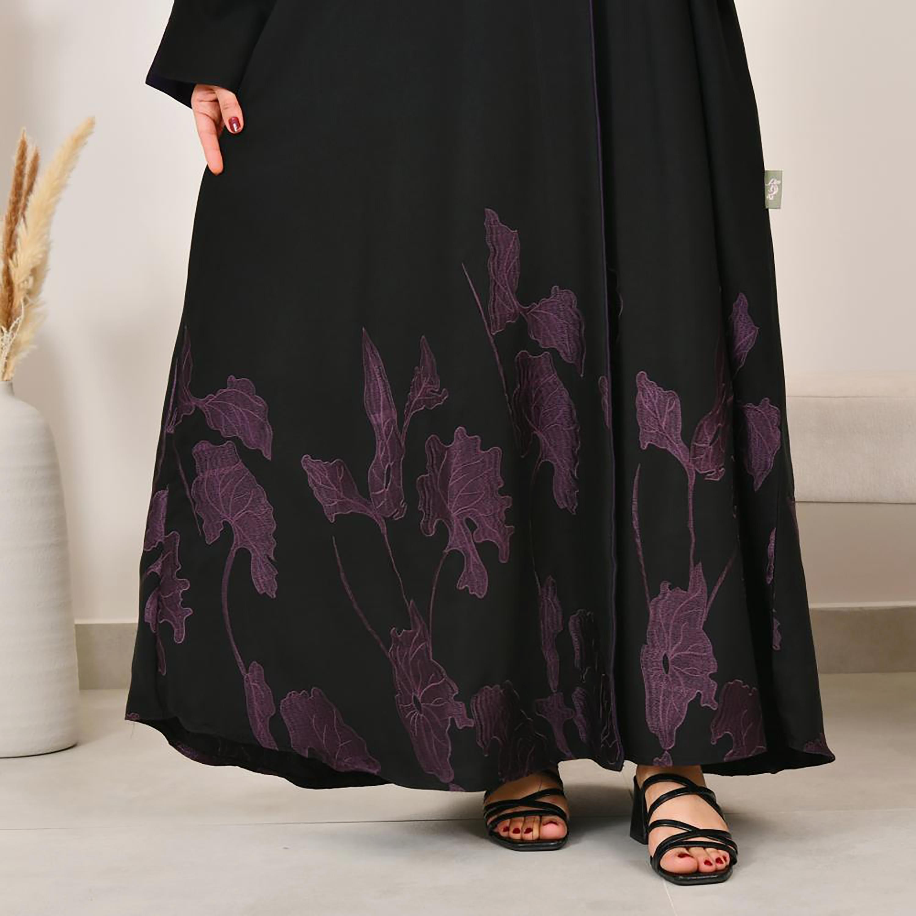 عباية نسائية من الكتان بأكمام واسعة وتطريز متباين باللون الأسود مع حجاب من لمحة-women-arabicclothing-abayas-image-3
