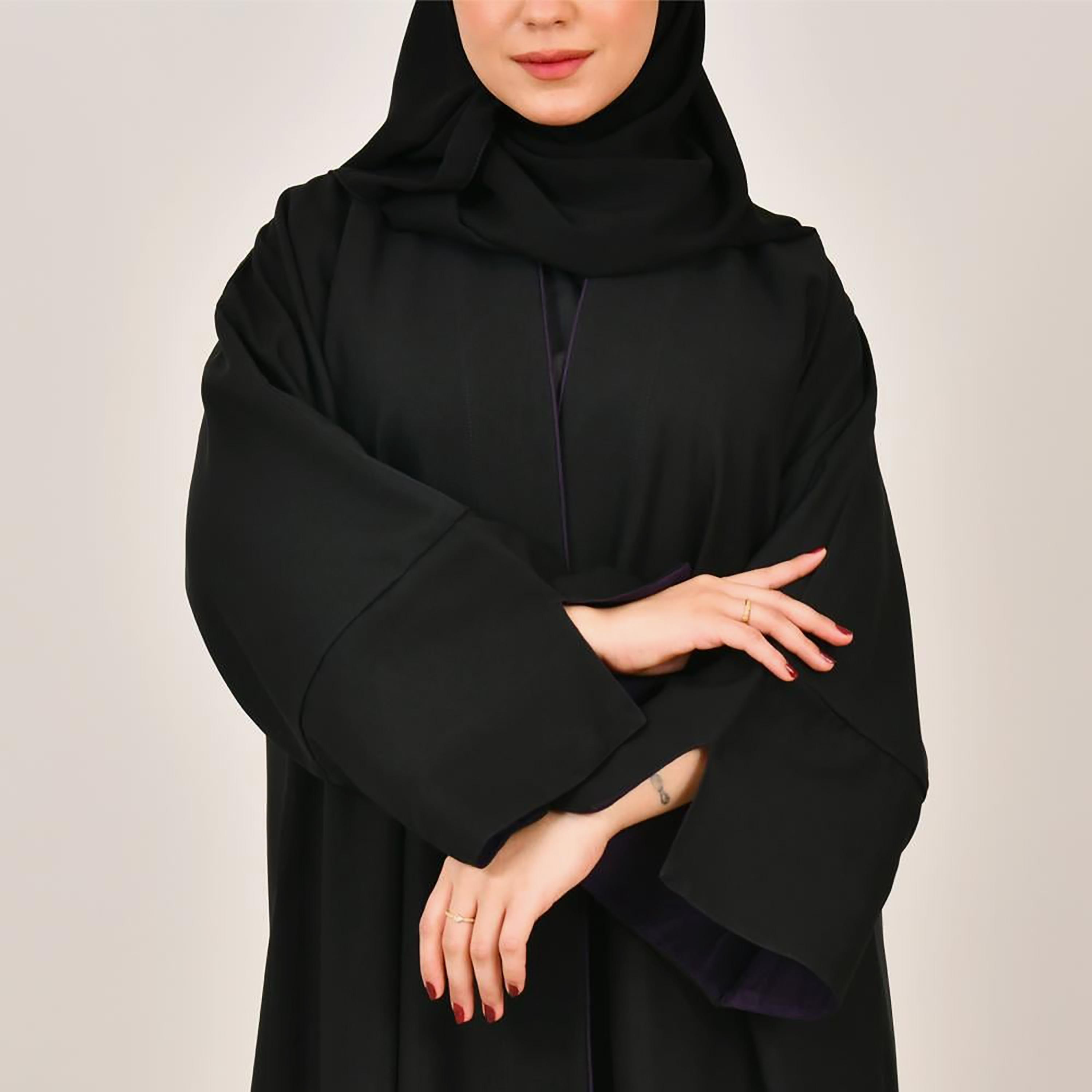 عباية نسائية من الكتان بأكمام واسعة وتطريز متباين باللون الأسود مع حجاب من لمحة-women-arabicclothing-abayas-image-4
