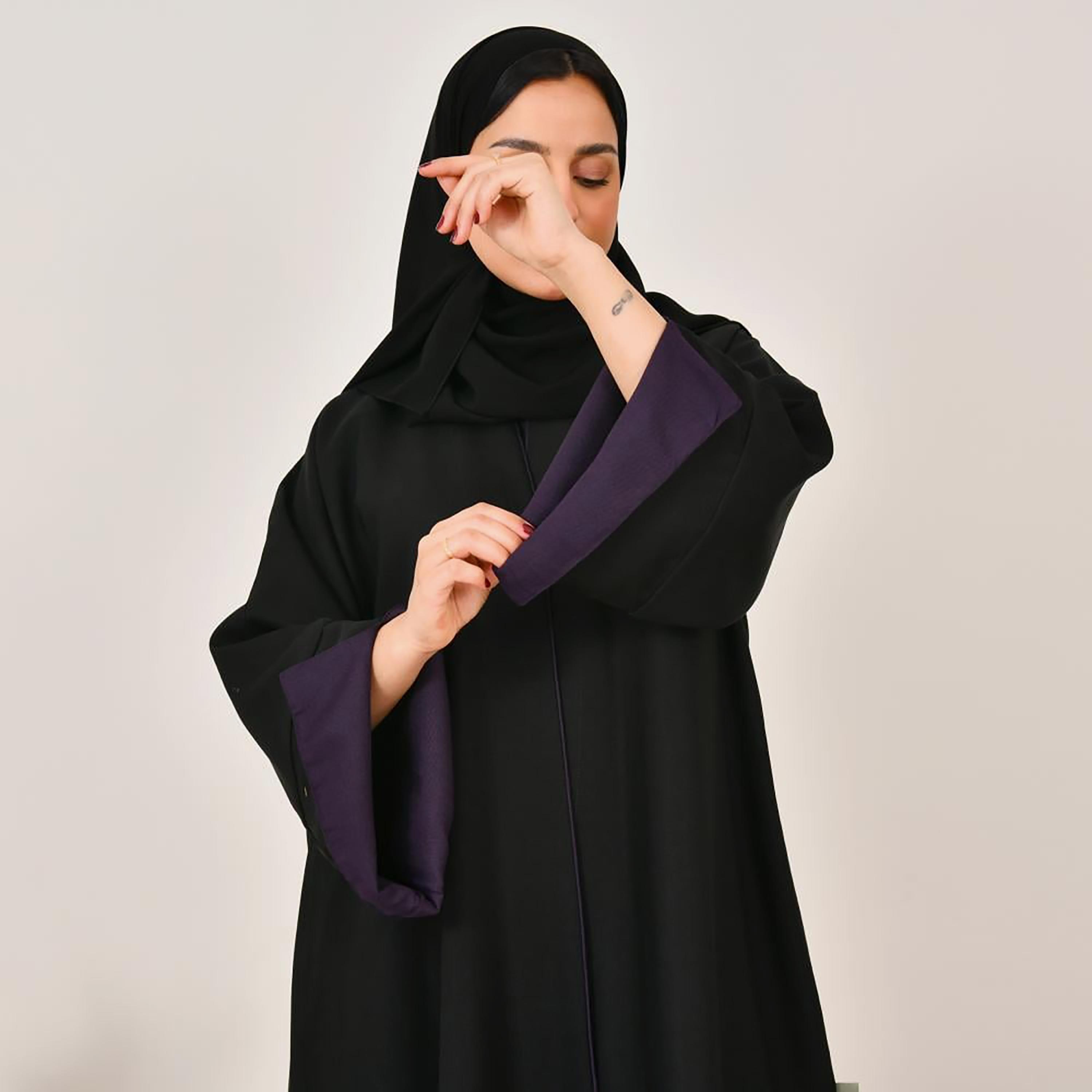 عباية نسائية من الكتان بأكمام واسعة وتطريز متباين باللون الأسود مع حجاب من لمحة-women-arabicclothing-abayas-image-5
