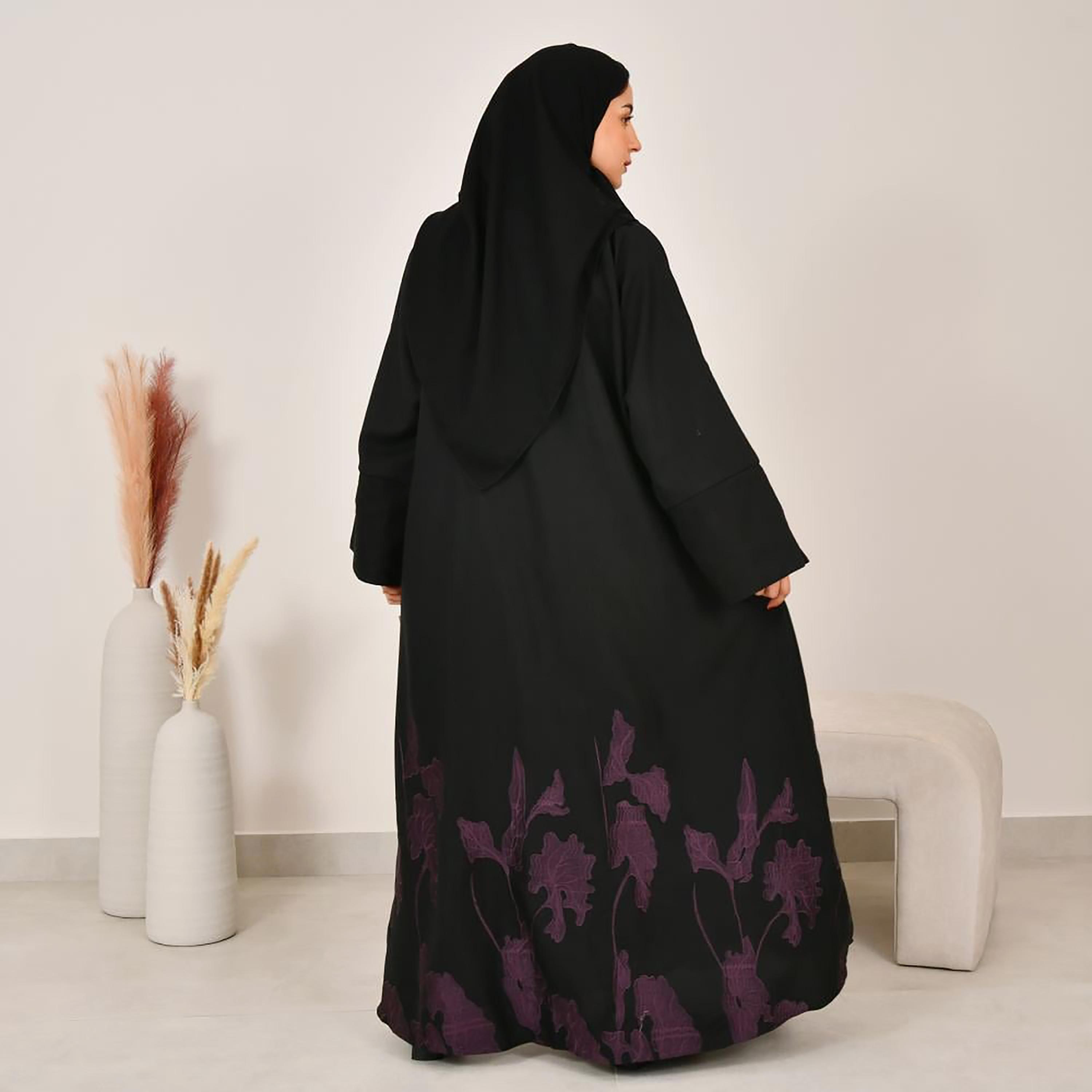 عباية نسائية من الكتان بأكمام واسعة وتطريز متباين باللون الأسود مع حجاب من لمحة-women-arabicclothing-abayas-image-6