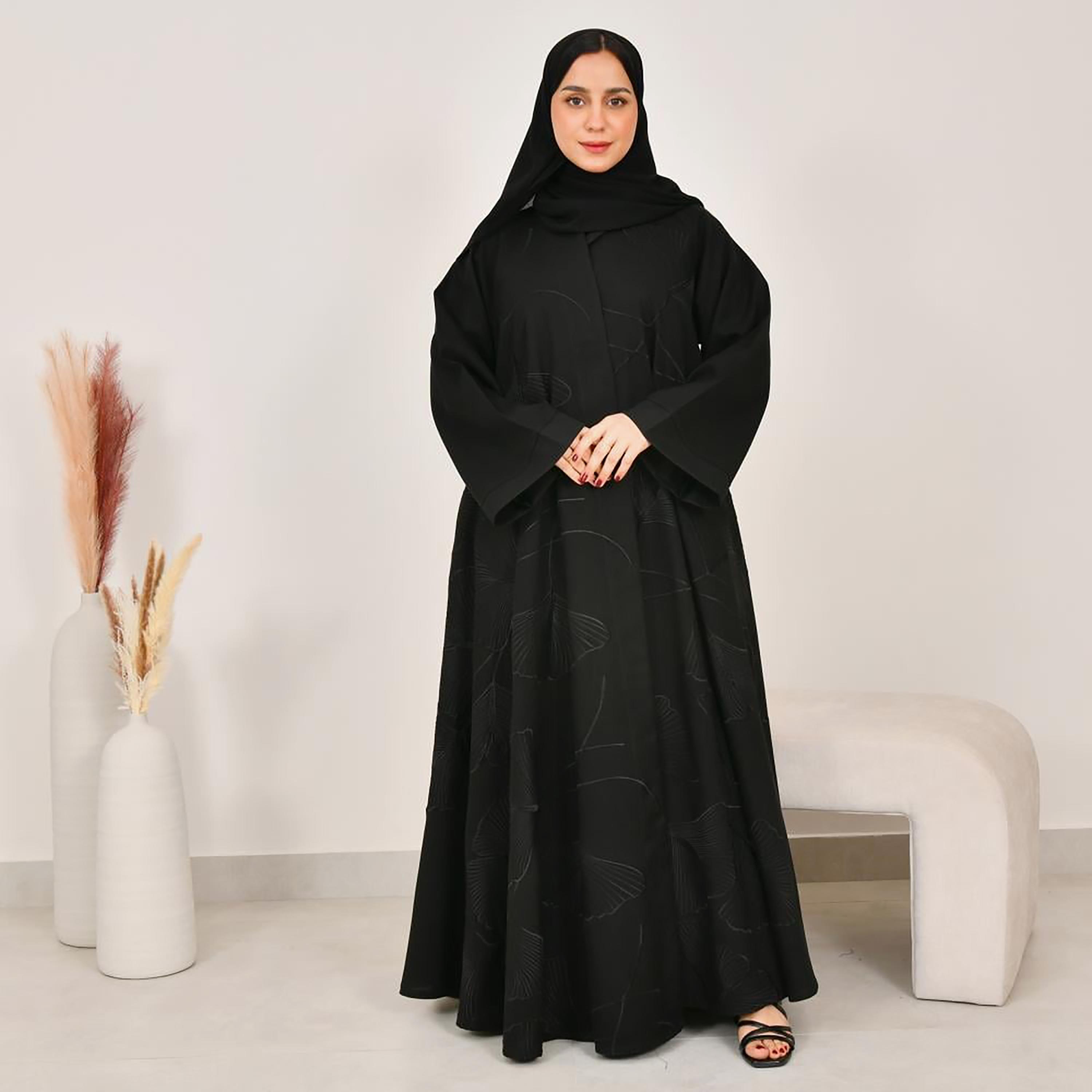عباية نسائية من الكتان بأكمام واسعة مطرزة باللون الأسود مع حجاب من لمحة-women-arabicclothing-abayas-image-1