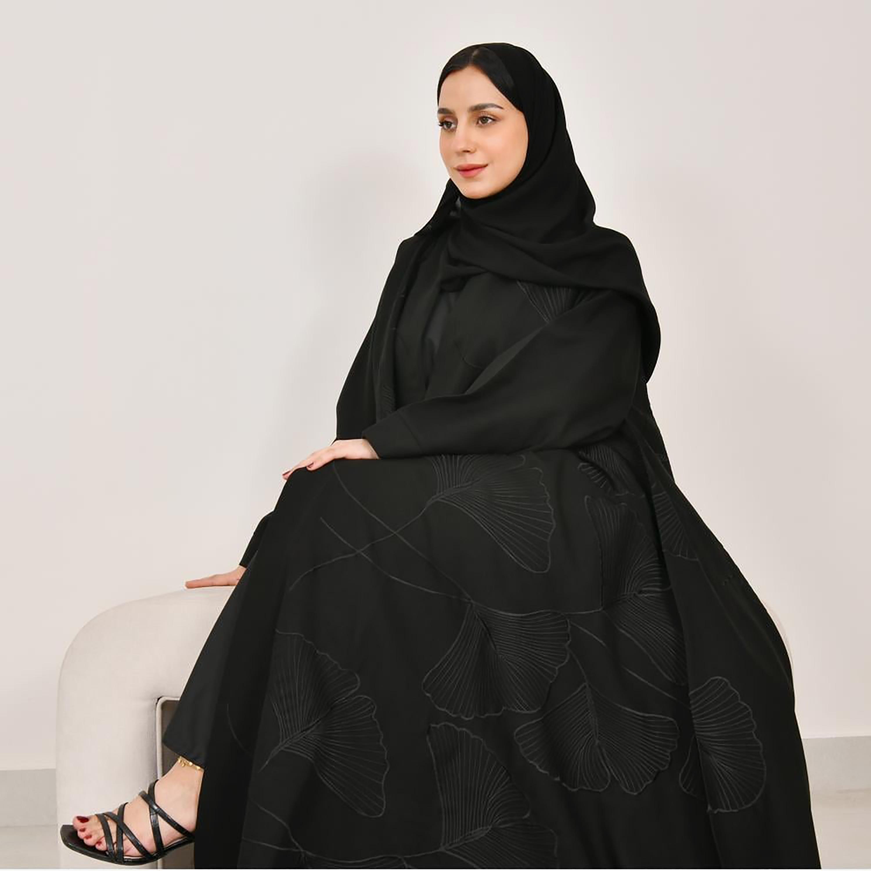 عباية نسائية من الكتان بأكمام واسعة مطرزة باللون الأسود مع حجاب من لمحة-women-arabicclothing-abayas-image-2