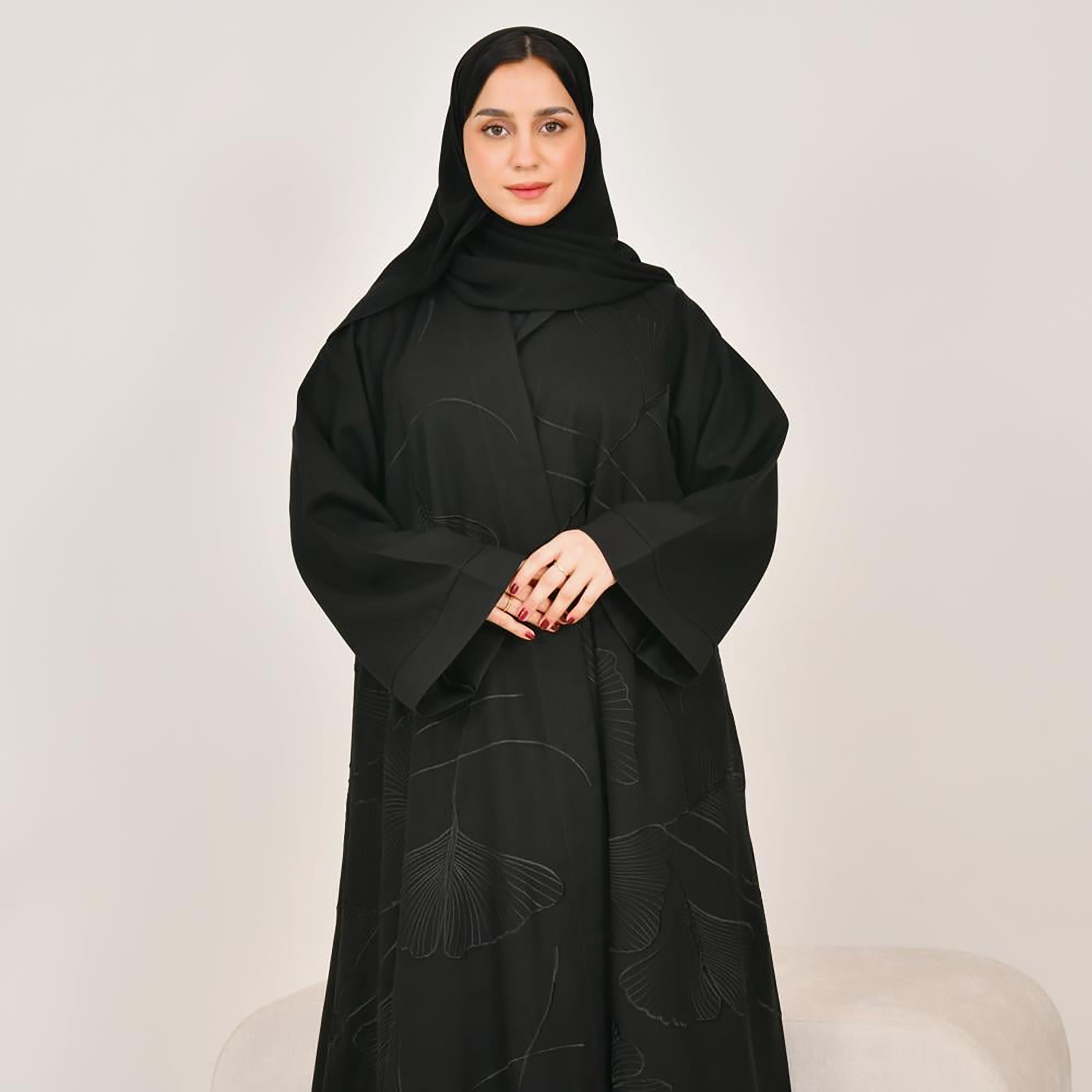 عباية نسائية من الكتان بأكمام واسعة مطرزة باللون الأسود مع حجاب من لمحة-women-arabicclothing-abayas-image-3