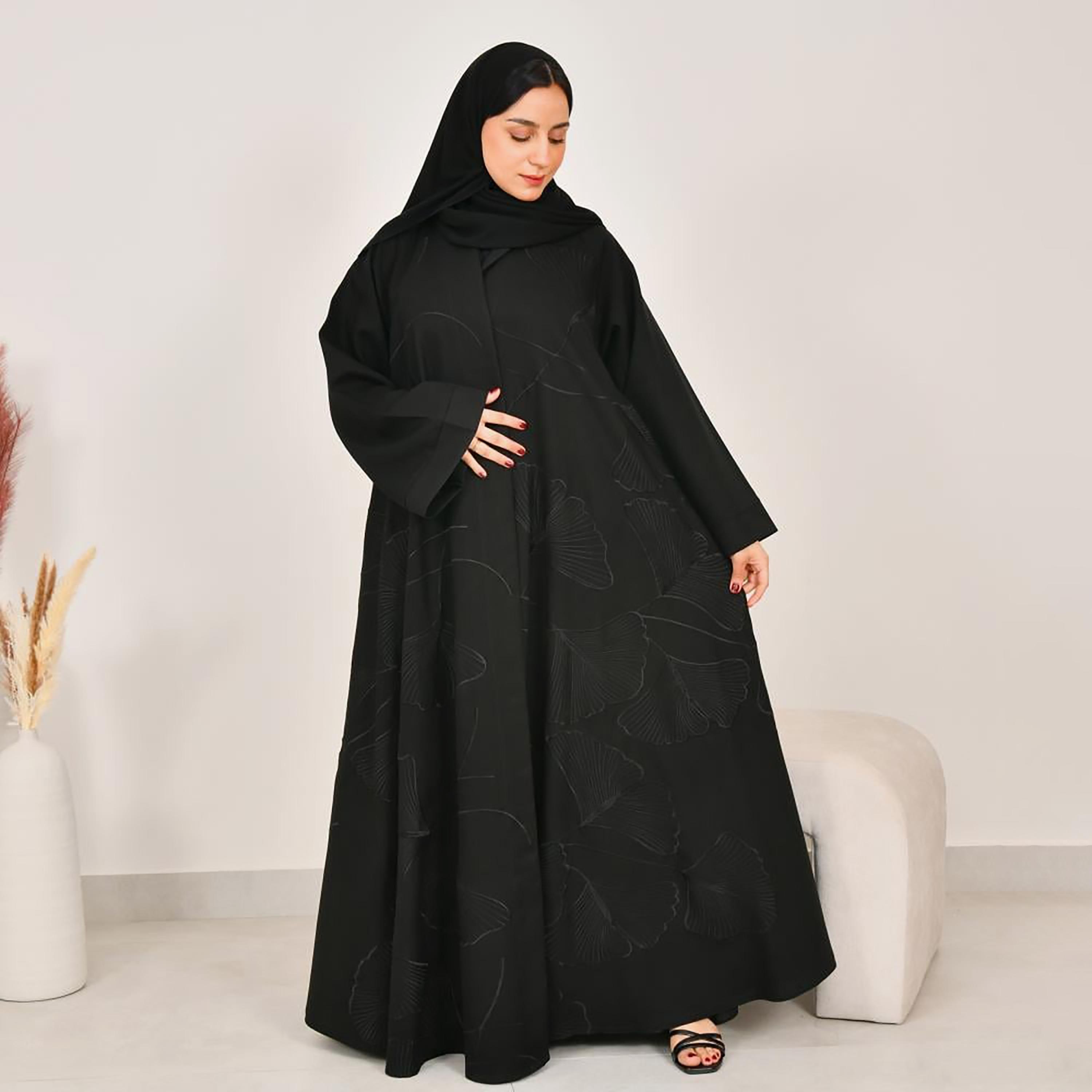 عباية نسائية من الكتان بأكمام واسعة مطرزة باللون الأسود مع حجاب من لمحة-women-arabicclothing-abayas-image-4