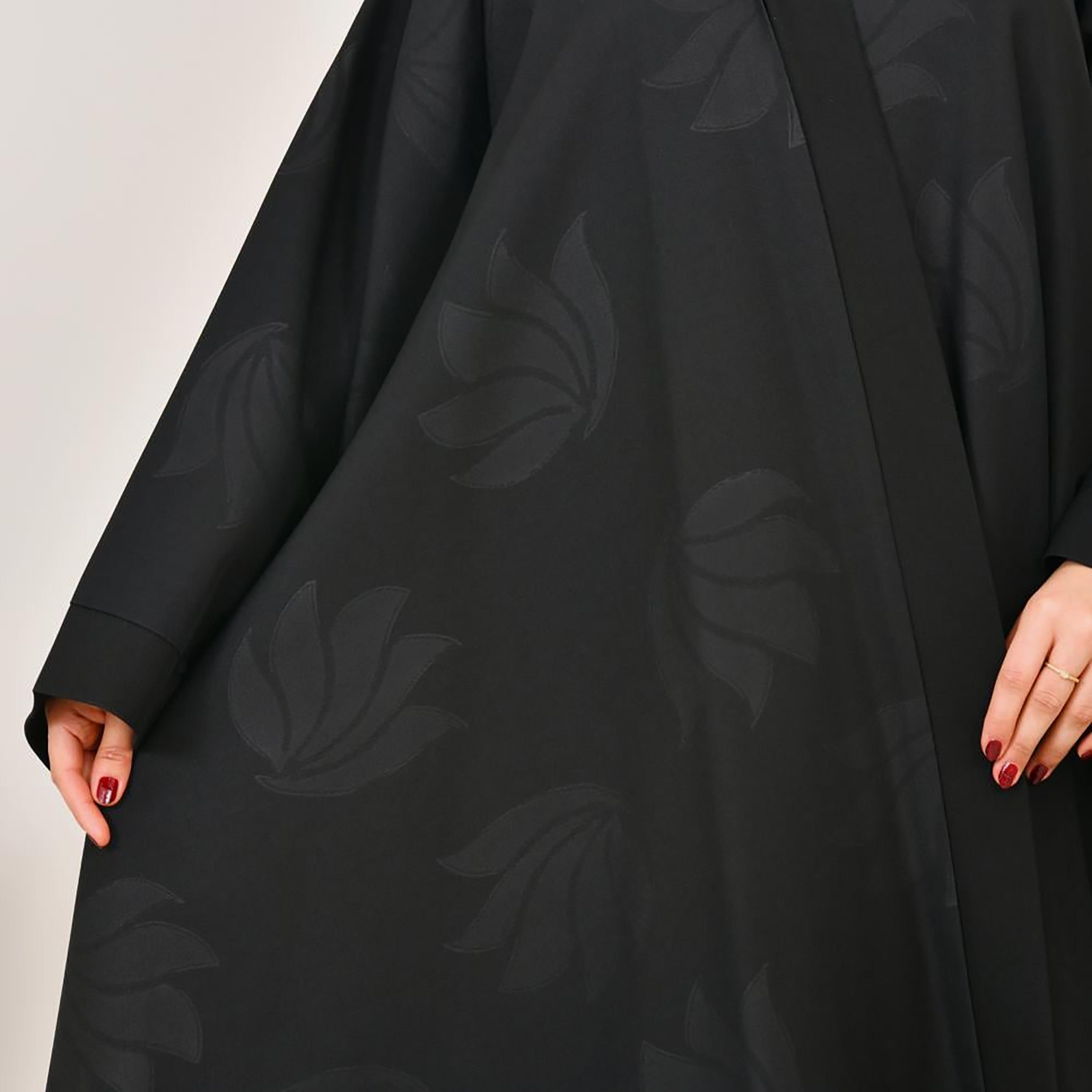 عباية نسائية من الكتان بأكمام واسعة وطبعة مربعات سوداء مع حجاب من لمحة-women-arabicclothing-abayas-image-3
