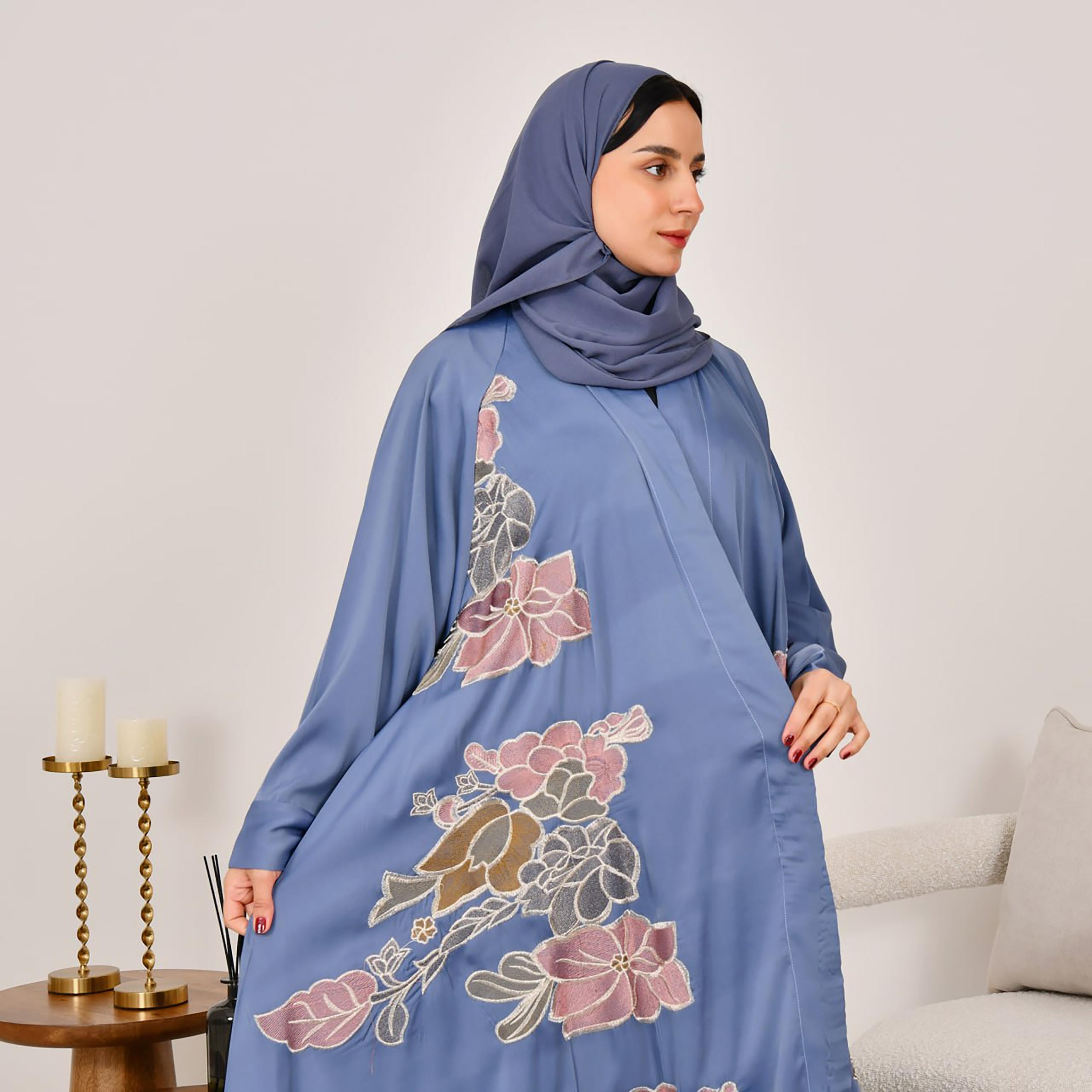 عباية نسائية من الكتان مع حجاب مطرزة بالزهور باللون الأزرق وأكمام راجلان من حوراء-women-arabicclothing-abayas-image-2