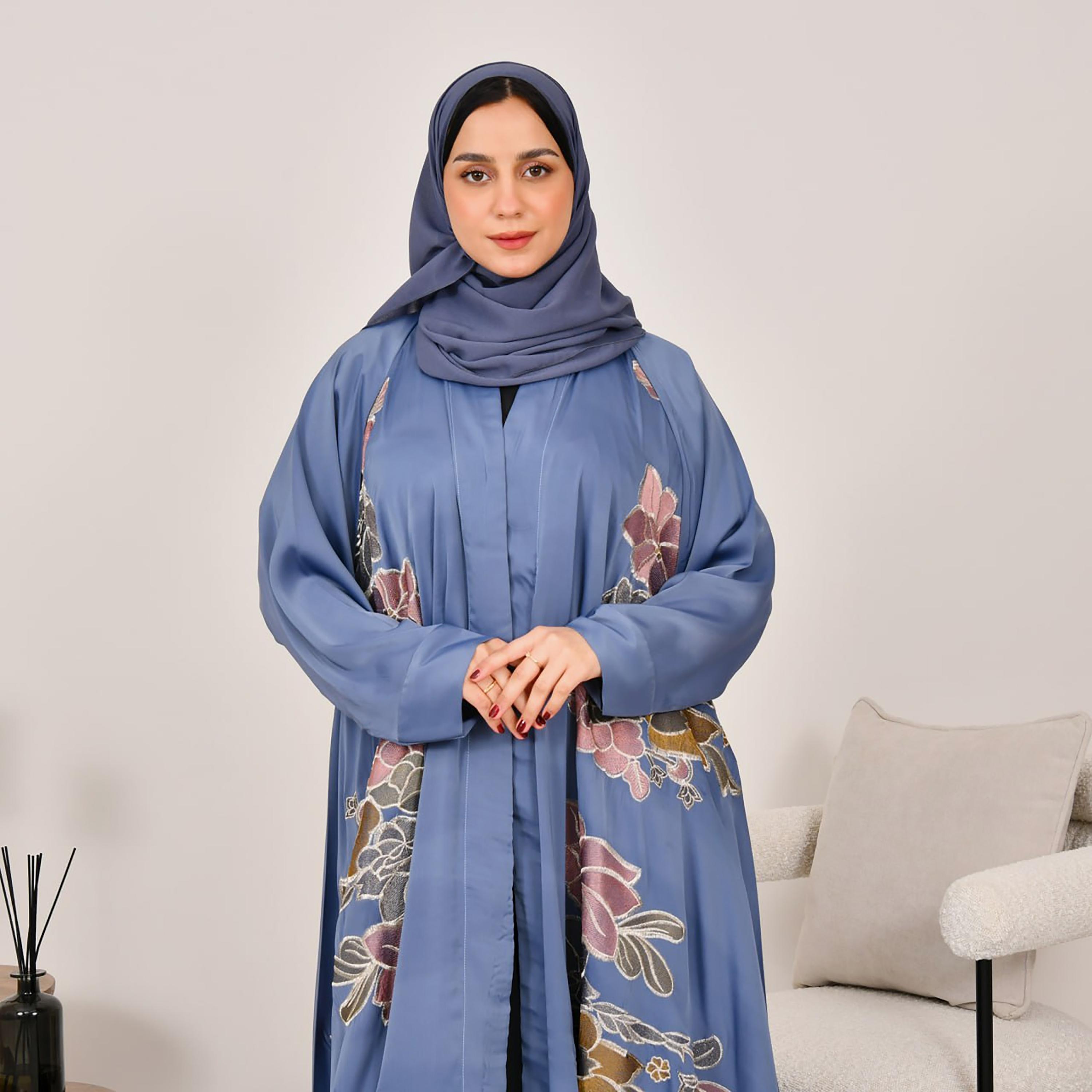 عباية نسائية من الكتان مع حجاب مطرزة بالزهور باللون الأزرق وأكمام راجلان من حوراء-women-arabicclothing-abayas-image-3