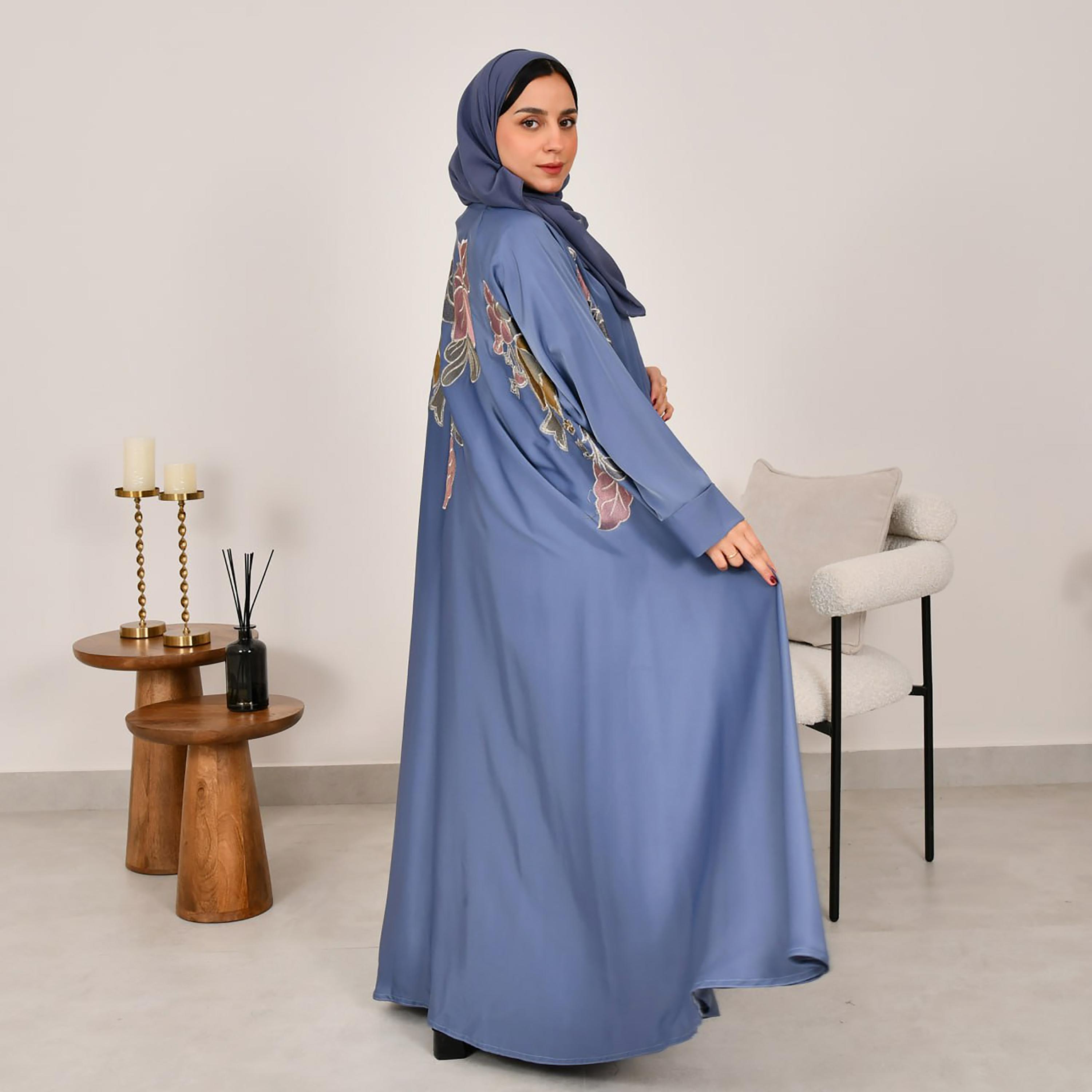 عباية نسائية من الكتان مع حجاب مطرزة بالزهور باللون الأزرق وأكمام راجلان من حوراء-women-arabicclothing-abayas-image-4