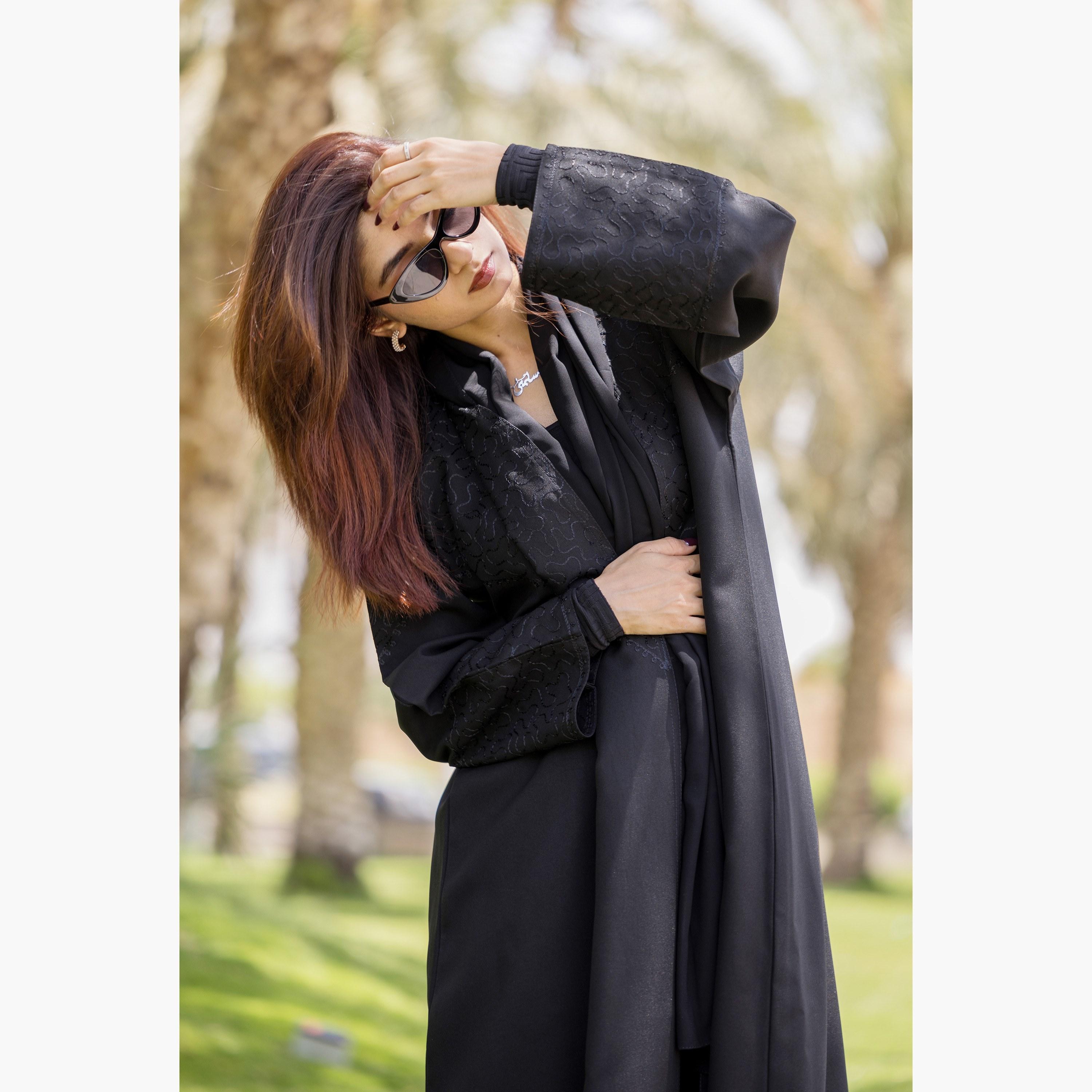 عباية نسائية مع حجاب بتصميم آري ورك مفتوح من الأمام وأكمام مطرزة من فاشون لاين-women-arabicclothing-abayas-image-4